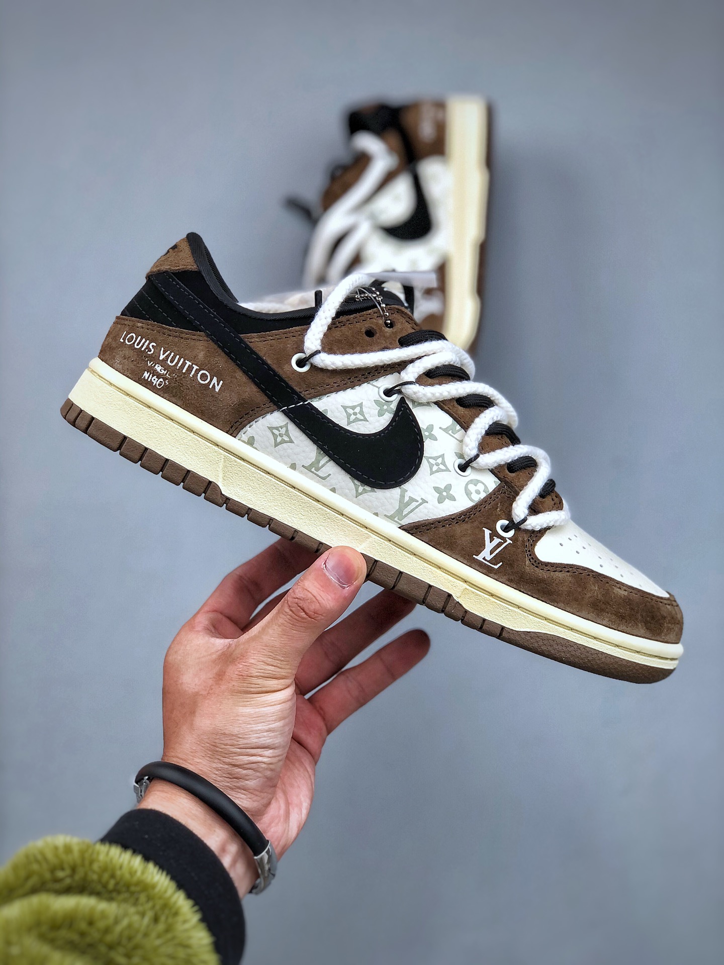 Nike SB Dunk Low Louis Vuitton Collaboration Designer Sneakers 5 i1704499977 9718 3