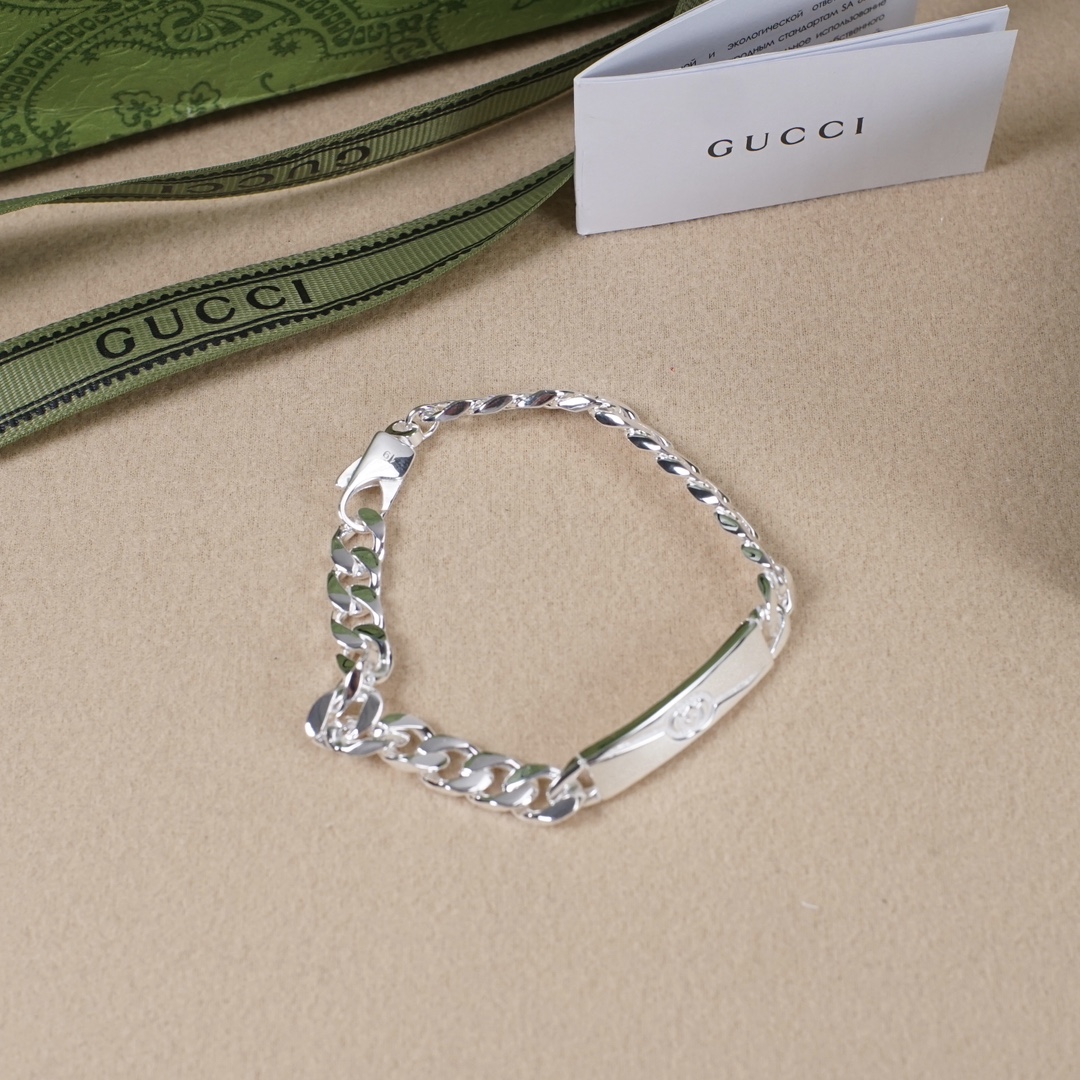 NO:105097,Gucci twill interlocking double G bracelet, new minimalist style, horse tie chain works are made of ingenuity, and the signs are embellished with twill interlocking patterns. Size No. 18, 20, 22, jewelry fine, gucci, bracelet19860909gucci斜纹互扣式双g手链,新款 极简造型,马衔索链作品以匠心打造,标牌上缀饰斜纹互扣花纹 尺寸18号号20号22,饰品精品,gucci,bracelet,Jewelry