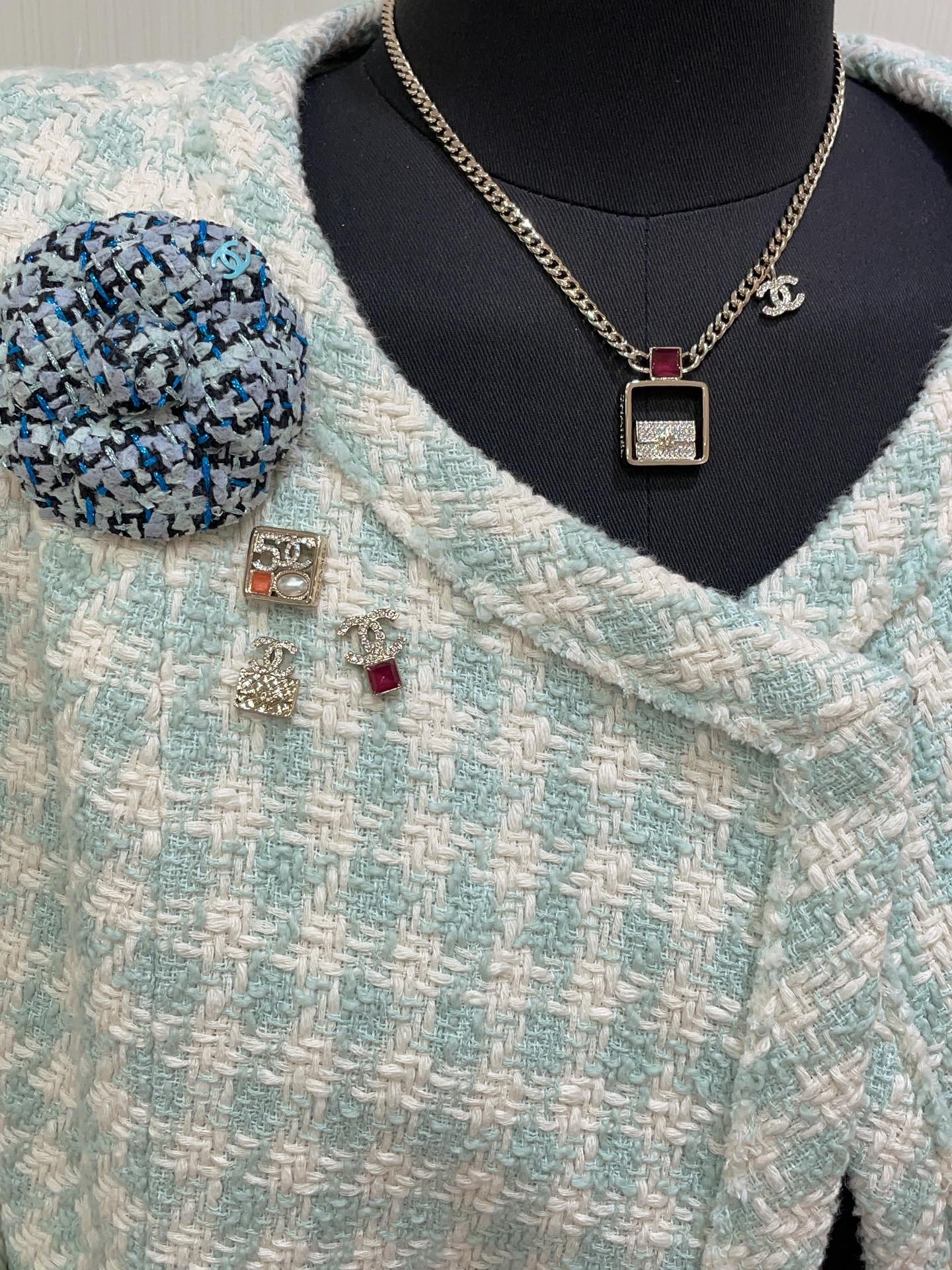 NO:632139,88200. Today’s new necklace, 23K new gold full diamond bag, double C ruby ​​perfume bottle necklace, ruby ​​hollow perfume bottle decorated with diamond small bag, romantic and cute, really rich and feminine. The small double C on the chain just adds to the recognition. Z version customization, brass gold plating, Swarovski diamond material, necklace, gold plating, Cartier high-end jewelry1986090988200.今日新品项链 23K新款金色满钻包包双C红宝石香水瓶项链 红宝石镂空香水瓶内点缀满钻小包包 浪漫又可爱 真的很富家女气质 链条上的小双C 恰到好处地增加辨识度 z版定制 黄铜镀金 施华洛钻材质,,necklace,gold plating,卡迪亚高端饰品,Jewelry