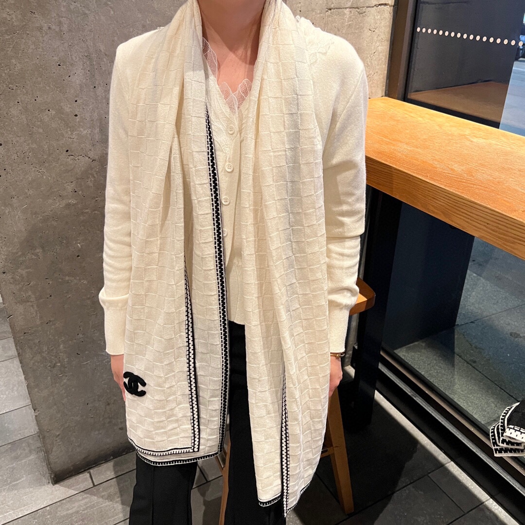 NO:169271,The new style of fragrant [Striped Shawl] Cashmere long scarf is beautiful [Tear] The imperial palace-level top-quality new style is on sale. Imported pure cashmere is fashionable and simple, striped knitted wool is extremely beautiful. Really, the upper body is extremely skin-skin-colored. It is versatile. Look at it yourself. The scarf size is 80*200cm, the selected pure cashmere, the first choice for gifts, high-end scarf, shawls19860909香新款【边条纹披肩】羊绒长巾美翻了[流泪]御用殿堂级极品新款在售 进口纯羊绒时尚简约镶边针织毛线美丽至极 真的 上身极为衬肤色 百搭 好看不好看自己看吧 围巾尺寸80*200cm,精选纯羊绒,送礼首选佳品,高版本围巾,shawls,scarf