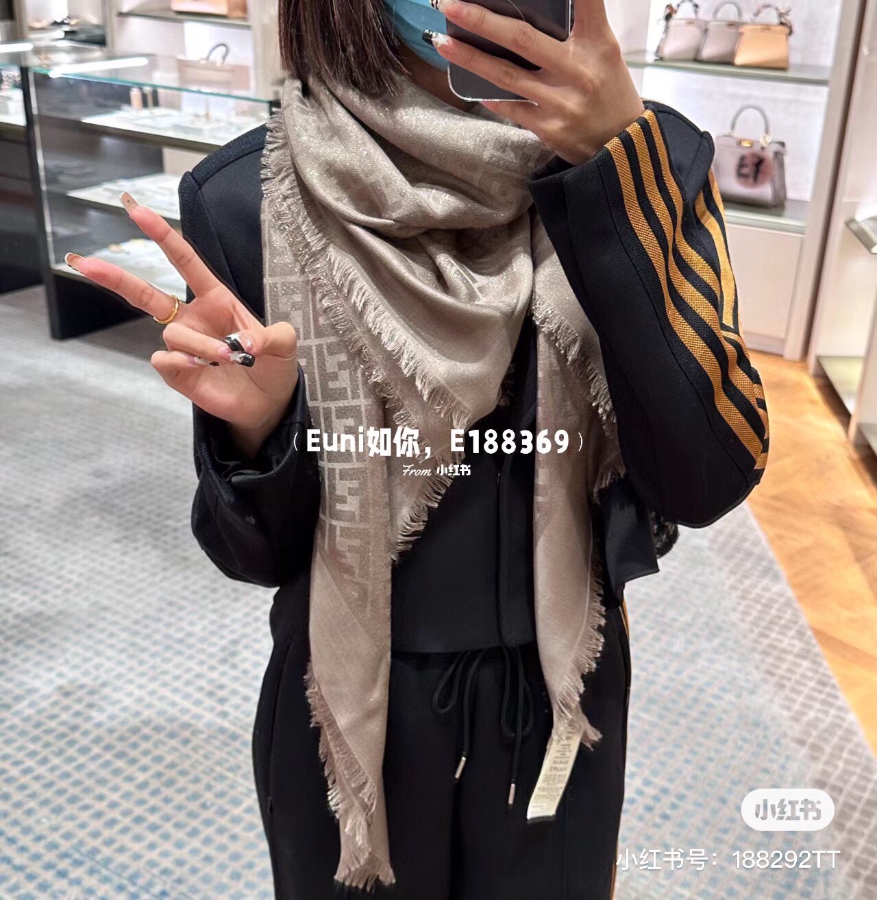 NO:169275,Fendi original replica!  ZG1:1, ZG color selection rhythm of our direct ordering, all the classic colors of the color matching are all the colors of our dear friends!  Without further ado, my dear friends know that our family only sells YB products!  Silk and wool blend fabrics are selected to decorate the brand's exclusive logo jacquard worsted pattern and shiny metal texture spinning. Embellish with renewed brand logo and tassel details. Specifications 140*140 Material 45 mulberry silk, 28 viscose fiber, 21 wool, 6 metal texture polyester fiber, high-version scarf, fendi19860909芬迪原版复刻！ZG1:1,ZG选色咱家直接下单的节奏,配色全部经典万年的颜色,都是亲们的滴颜色！话不多说,亲们也知道咱家只卖YB货滴！ 选用丝绸和羊毛混纺面料,装饰品牌专属标识提花精纺图案与亮泽的金属质感纺线.点缀以焕新的品牌徽标和流苏细节 规格140*140 材质45桑蚕丝,28黏胶纤维,21羊毛,6金属质感聚酯纤维,高版本围巾,fendi,scarf