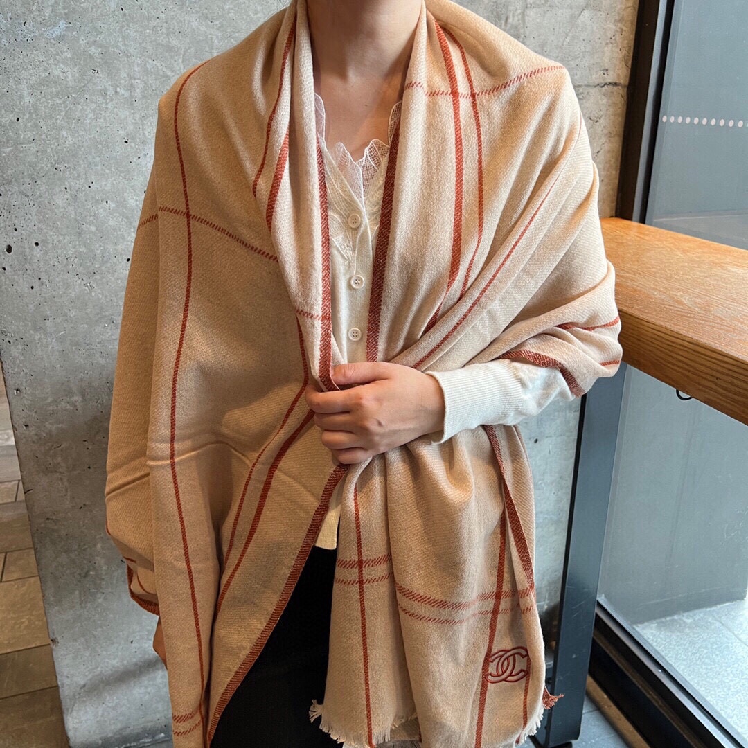 NO:169281,New style, matching tools, Chanel series, exclusive to VIP products, top imported Scottish wool weaving, making the scarf elastic and soft and skin-friendly, extremely noble and elegant, intellectual style, simple and atmospheric design, absolutely not fancy style, absolutely niche products, not everyone knows its goodness, absolutely the first choice for savoring life, must-have for those who know the goods. A must-have for casual style matching!  [Color][Color][Color] Please take a detour for laymen 50*200 wool, high-version scarf, chanel19860909新款 搭配利器 香奈儿系列货 专供vip 产品 顶级苏格兰进口绵羊毛纹路织法使围巾赋有弹性且柔软亲肤  无比的高贵优雅 知性的款式 简洁大气的设计 绝对的不是花里胡哨的款式绝对的是小众产品 不是谁都懂的它的好 绝对的品味生活的首选搭配饰品 识货者必入.休闲风格搭配必备哦！[色][色][色]外行请绕道 50*200绵羊毛,高版本围巾,chanel,scarf