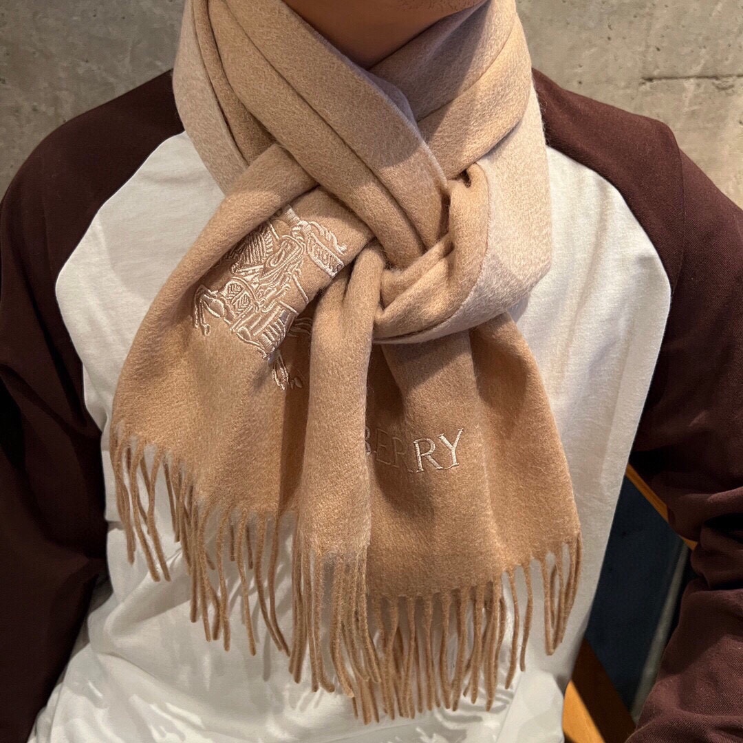 NO:169284,Burberry official website new war horse. Both sides can be worn with super quality and versatile style. The most excellent quality is the latest export cashmere scarf for men and women. The delicate feel is very good. This type of cashmere scarf is very versatile. It can be matched with a casual jacket or a business suit. The material selection is also very exquisite. It is selected from Alpine cashmere. Universal for men and women. Super recommended size 190*36, high-end scarf, burberry, jackets & coats19860909巴宝莉官网新款战马 双面两色都可围超级有品百搭的款,绝对质量好到爆的超值最新出口男女羊绒围巾.手感细腻度非常好关键这类的非常百搭,可以搭配休闲外套也可以搭配商务西服绝对不会不会搭错的款.选料也是很考究的选自阿尔卑斯山羊绒.男女通用 情侣款超级推荐尺寸190*36,高版本围巾,burberry,jackets & coats,scarf