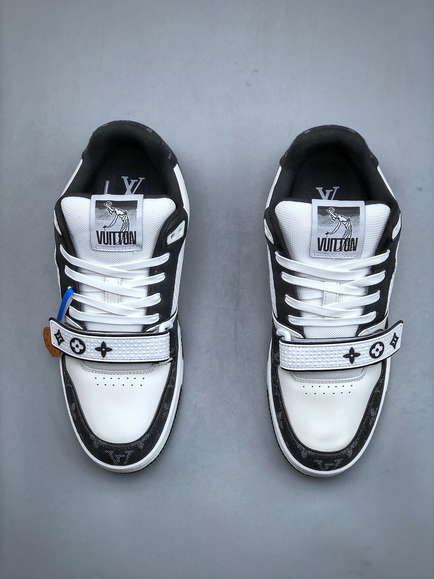 Virgil Abloh亲自操刀设计全新LV路易威登Louis Vuitton Trainer Sneaker Low休闲运动文化百搭篮球板鞋 黑白牛仔魔术贴