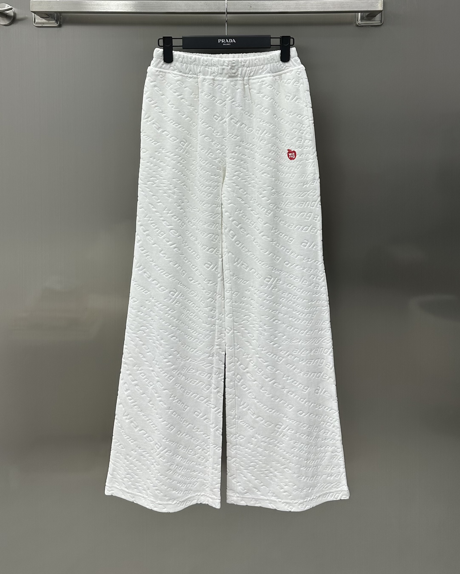 NO:696680,Alexanderwan* new product on the shelves velvet all-over printed wide-leg pants customized with YB imported velvet material. The velvet texture is extremely comfortable to wear and developed with high-quality auxiliary materials. The elastic waist wide-leg pants version has a slim and fashionable upper body. It can well cover imperfect leg shapes. The full-print embossed three-dimensional letters are used with the Apple logo. Classic and high-end. Black is versatile and slimming. White temperament is fashionable. It does not pick out the shape of the legs. The tall version is 2 colors.19860909Alexanderwan*新品上架丝绒满印阔腿裤定制YB进口丝绒材质 丝绒质地穿着舒适度巨高面辅料开发 弹力腰阔腿裤版型 上身显瘦时髦 可以很好遮盖不完美腿型 沿用满印压花立体字母搭配苹果小标 经典高级 黑色百搭显瘦 白色气质时髦 不挑人腿型  高版本2色,,,Women's clothing