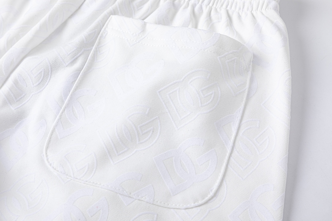 LC T09: Black and White Sports Shorts with Unique Pocket Design - 图片 7