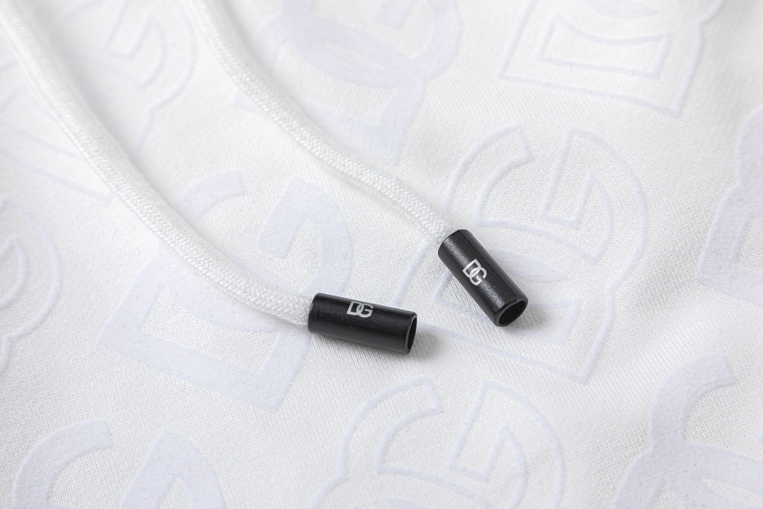 LC T09: Black and White Sports Shorts with Unique Pocket Design - 图片 6