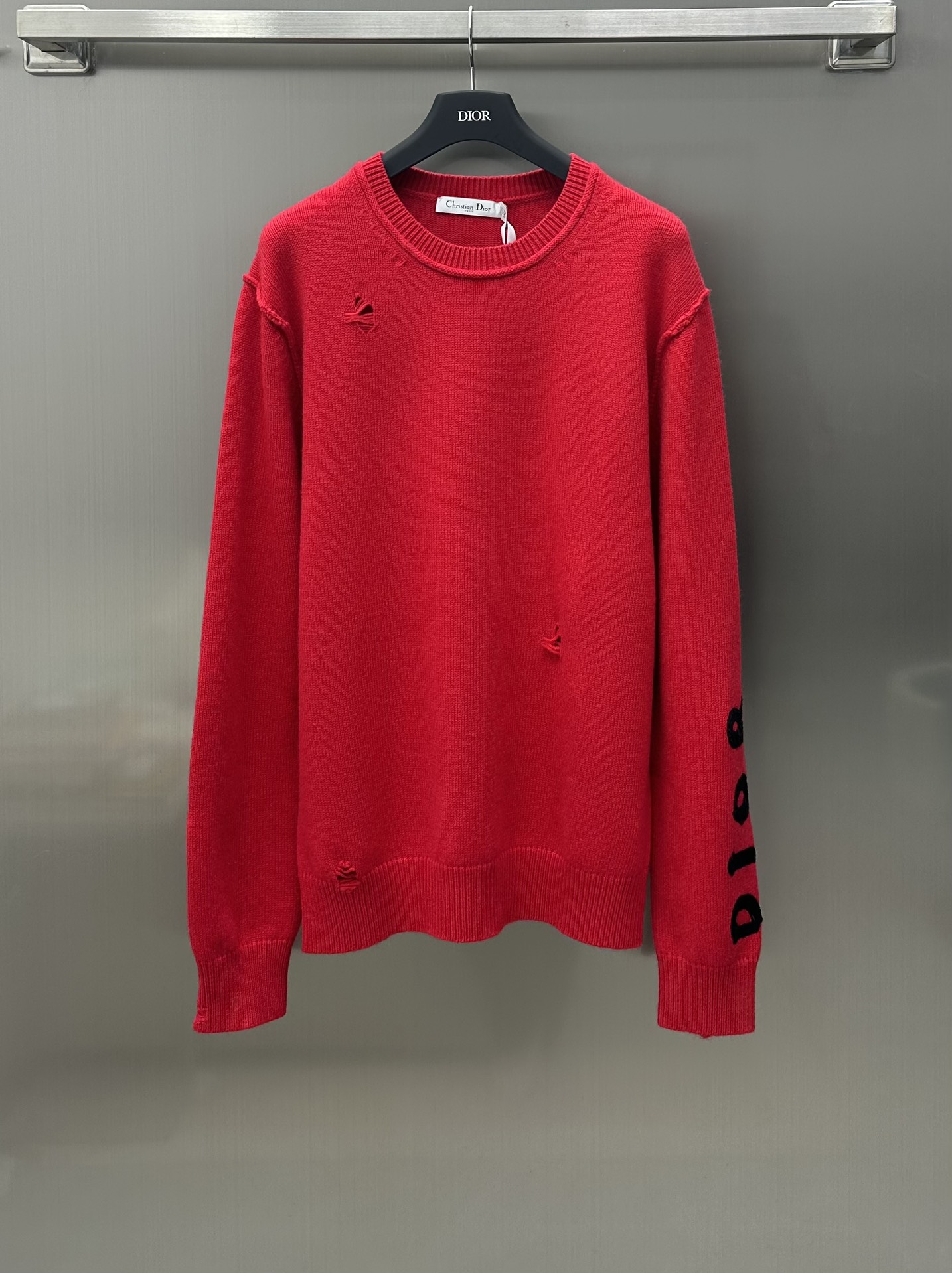 NO:696676,Dio*'s new product is on the shelves. The dinosaur crochet sweater is made of imported YB wool. The texture is comfortable and soft. It follows the dinosaur three-dimensional crochet pattern. Color contrast. Full of high-end texture. Round neck and loose fit. Versatile and fashionable for daily commuting. The Year of the Dragon limited New Year series allows you to wear it in an atmospheric and fashionable style. High version 2 colors, dior,19860909Dio*新品上架恐龙钩花针织衫定制YB进口全羊毛材质 质感舒适柔顺 沿用恐龙立体钩花图案 彩色撞色 质感高级满满 圆领宽松版型剪裁 百搭时髦 日常通勤都 龙年限定贺岁系列 让你穿搭出氛围感时髦风格  高版本2色,,dior,,Women's clothing