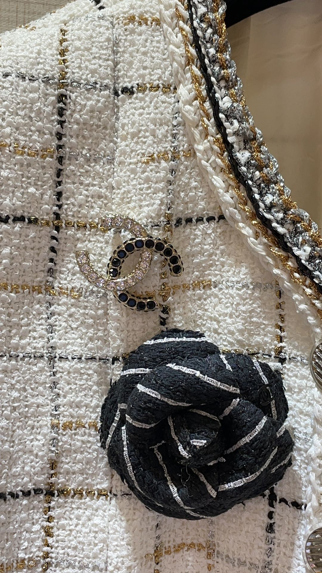 NO:635809,88200 Today’s new product is black and white pair. 23K new black and white rhinestone double C brooch. The black and white panda color scheme is fashionable and elegant and very age-reducing. The sides are also decorated with rhinestones. Full of details. Basic style with eyes closed. It looks good with clothes and will not go out of style. z consistent brass material, Swarovski diamond, brooch, breastpin, Cardia high-end jewelry1986090988200今日新品黑白双拼 23K新款黑白水钻双C胸针 黑白熊猫配色时髦贵气又很减龄 侧面也点缀满了水钻 细节满满 基础款闭眼入 搭配衣服好看不过时 z一致黄铜材质 施华洛钻,,brooch，breastpin,卡迪亚高端饰品,Jewelry