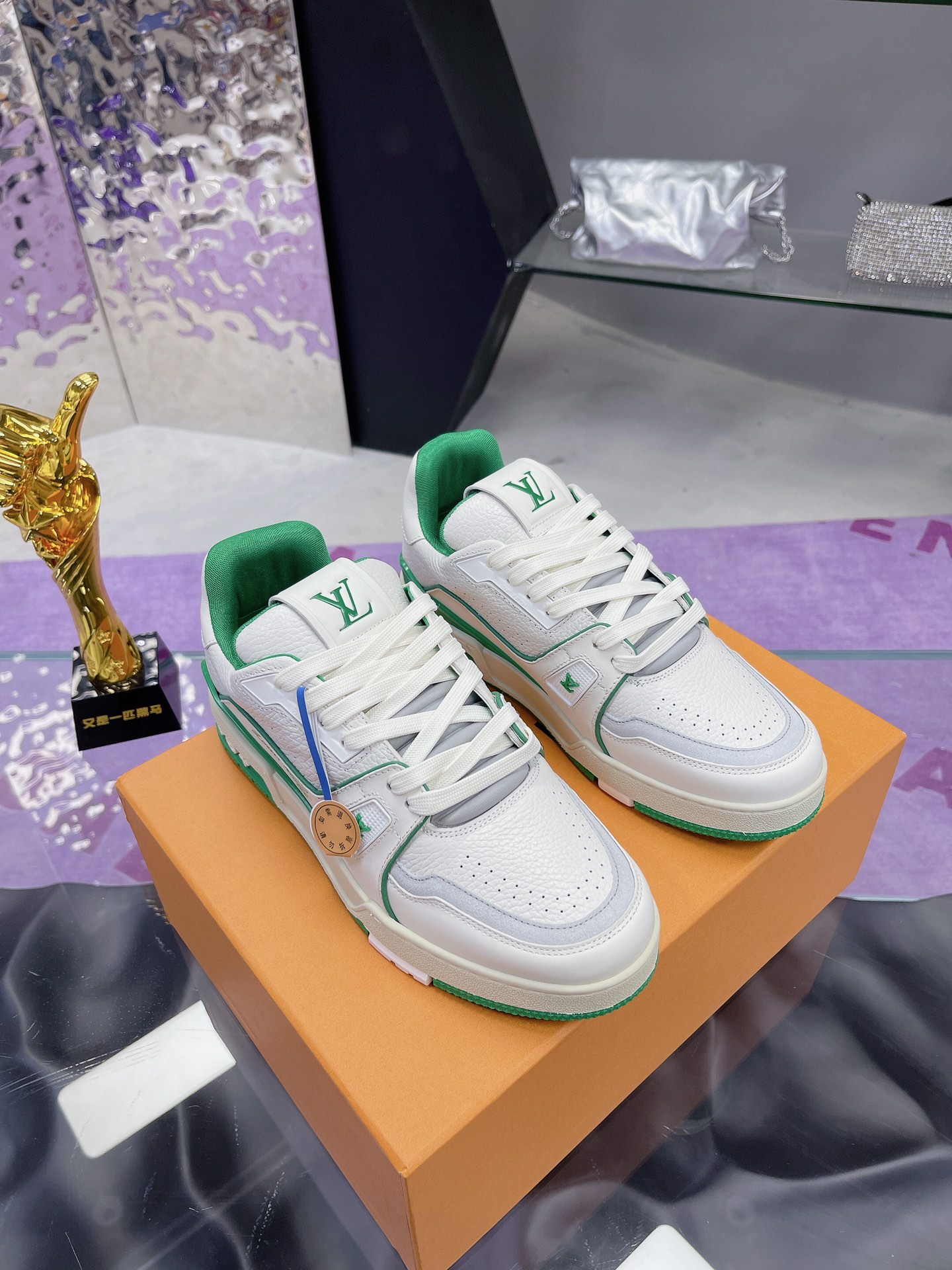 NO:578067,Original development, quality shipment, welcome to compare LV sneaker series LV Trainer Maxi sneakers introduce the loose silhouette of the ready-to-wear series into the LV Trainer sneaker design written by Virgil Abloh, which made an eye-catching appearance at the spring and summer men's wear show. The cow leather upper is combined with rough fabric laces, and colorful beads highlight the brand's classic elements. LV letters are marked on the tongue, and Monogram floral outsole. Mixed materials  Made of first-layer cowhide, wrapped in imported custom-printed denim, thick shoelace design, large Monogram print on the side, 'lv 54' badges on the tongue and heel, rubber outsole decorated with Monogram flowers, mesh lining and cotton feet, the comfort is as extreme as ever, premium heritage, quality first, worth owning!  Sizes for women: 35-40; men: 39-44 (35 and 45 are custom-made and non-refundable), casual shoes/sports shoes, louis vuitton, sneakers, cowhide19860909原版开发 品质出货 欢迎对比 LV板鞋系列 LV Trainer Maxi运动鞋将成衣系列的宽松廓形引入VirgilAbloh笔下的LVTrainer运动鞋设计,在春夏男装秀场瞩目亮相.牛皮革鞋面结合粗犷织物鞋带,以缤纷串珠点明品牌经典元素.LV字母标注鞋舌,Monogram花卉栖身外底. 混合材质 采用头层牛皮制成,进口定制专用印花牛仔布包裹,粗鞋带系带设计,侧面带 Monogram 大印花, 鞋舌及后跟”lv 54“徽章点缀,橡胶外底饰有 Monogram 花卉, 网布内里棉垫脚,舒适性一如既往的达到极致,精品传承,品质至上,值得拥有！ 码数女款35-40 男款39-44（35 45定做不退换）,休闲鞋/运动鞋,louis vuitton,sneakers,cowhide,Women's Shoes