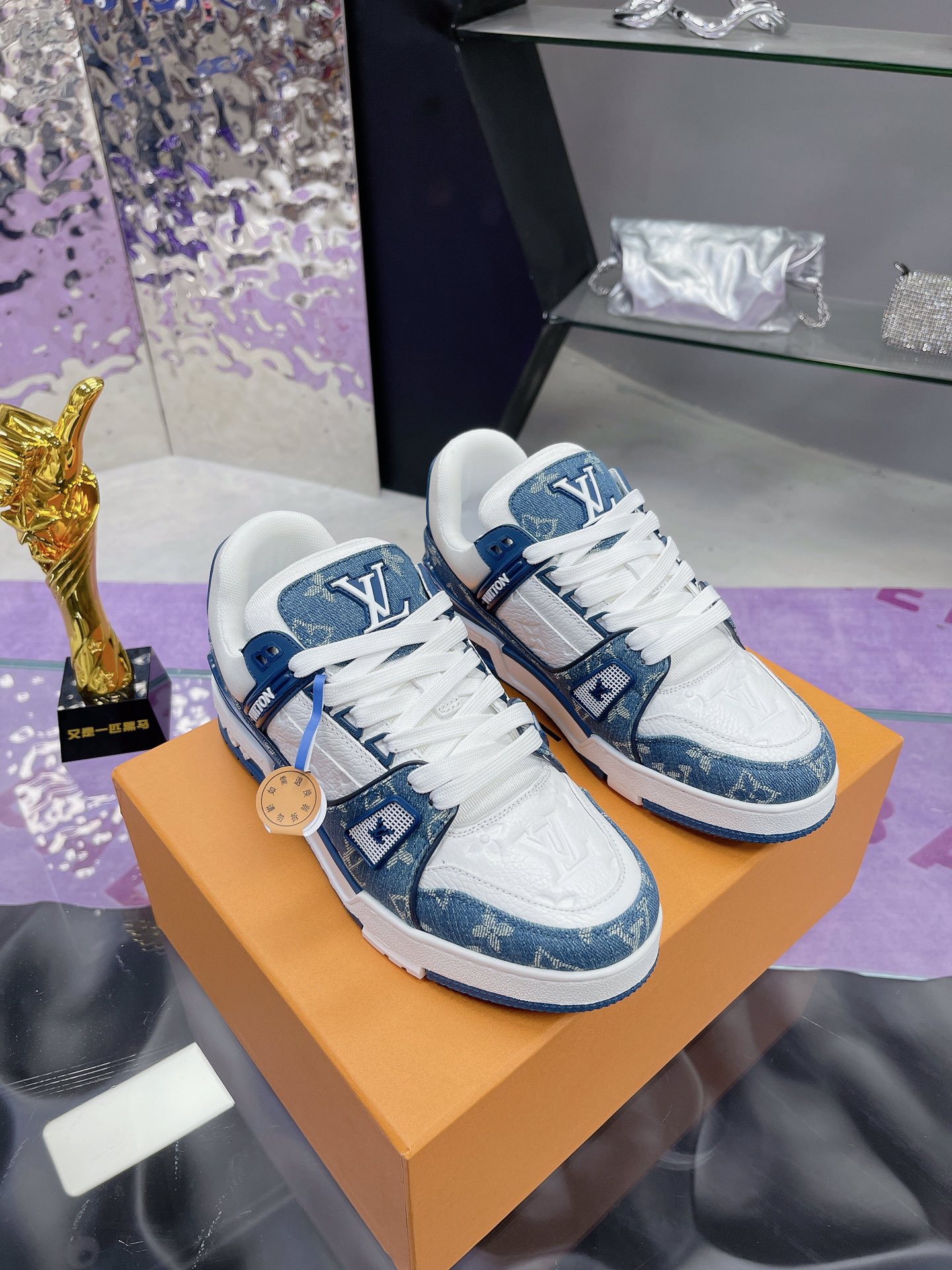 NO:230692,Original development, quality shipment, welcome to compare LV board shoes series LV Trainer Maxi sneakers introduce the loose silhouette of the ready-to-wear series into the LVTrainer sneaker design of Virgil Abloh, and made its debut in the spring and summer men's clothing show. The cowhide upper is combined with rough fabric laces, and the brand's classic elements are pointed out with colorful beads. The LV letters are marked on the tongue, and Monogram flowers live on the outsole. The mixed material is made of top layer cowhide, imported custom-made special printed denim wrap, thick lace-up design, Monogram large print on the side, the tongue and heel 