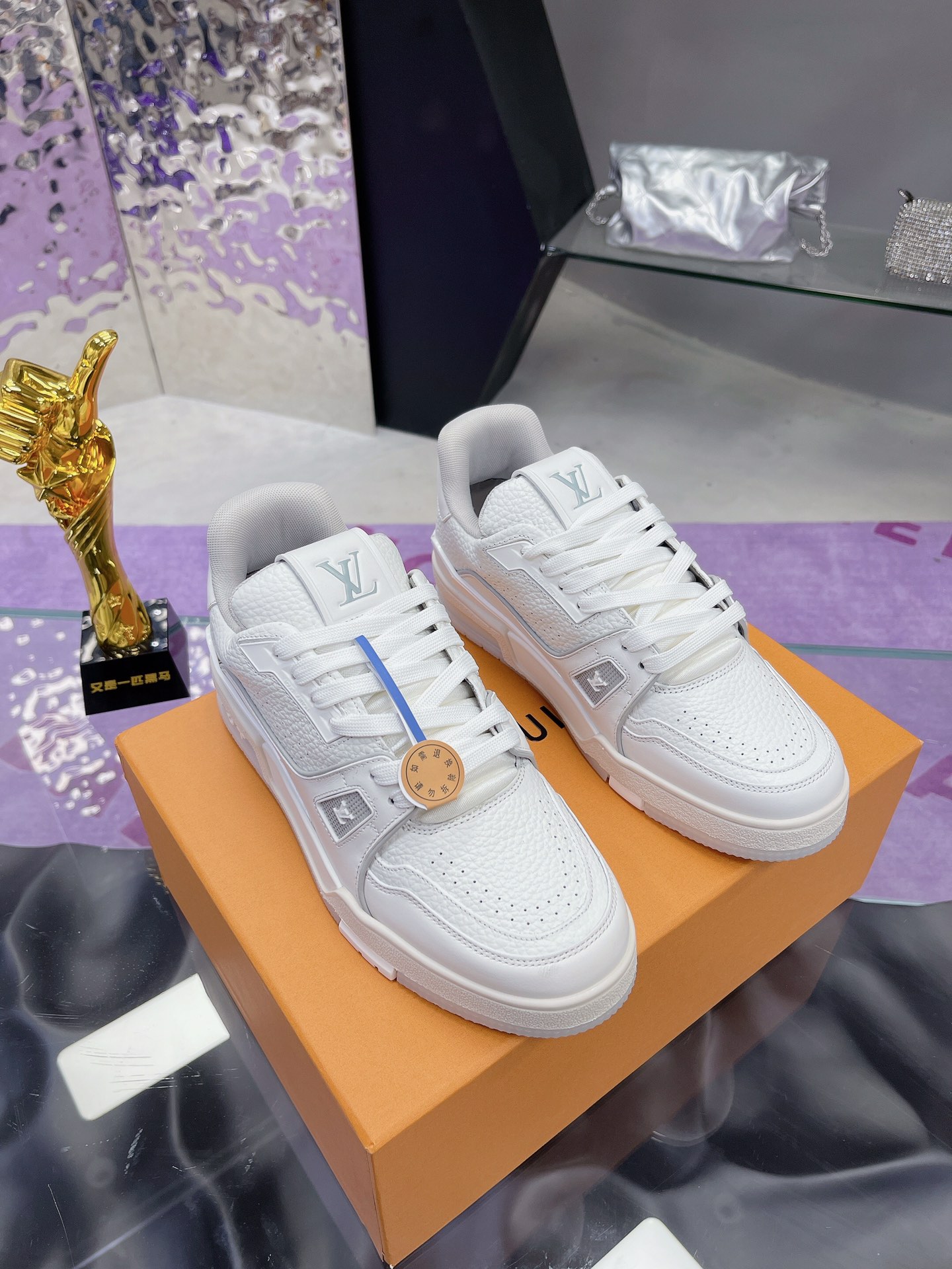 NO:230699,Original development, quality shipment, welcome to compare LV board shoes series LV Trainer Maxi sneakers introduce the loose silhouette of the ready-to-wear series into the LVTrainer sneaker design of Virgil Abloh, and made its debut in the spring and summer men's clothing show. The cowhide upper is combined with rough fabric laces, and the brand's classic elements are pointed out with colorful beads. The LV letters are marked on the tongue, and Monogram flowers live on the outsole. The mixed material is made of top layer cowhide, imported custom-made special printed denim wrap, thick lace-up design, Monogram large print on the side, the tongue and heel 