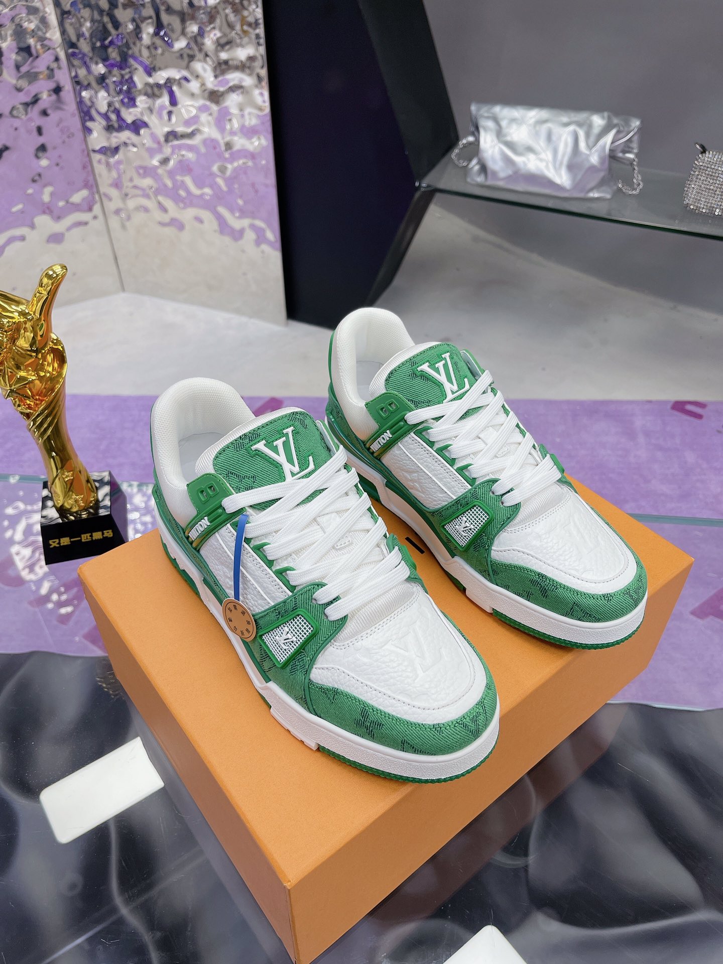 NO:230687,Original development, quality shipment, welcome to compare LV board shoes series LV Trainer Maxi sneakers introduce the loose silhouette of the ready-to-wear series into the LVTrainer sneaker design of Virgil Abloh, and made its debut in the spring and summer men's clothing show. The cowhide upper is combined with rough fabric laces, and the brand's classic elements are pointed out with colorful beads. The LV letters are marked on the tongue, and Monogram flowers live on the outsole. The mixed material is made of top layer cowhide, imported custom-made special printed denim wrap, thick lace-up design, Monogram large print on the side, the tongue and heel 