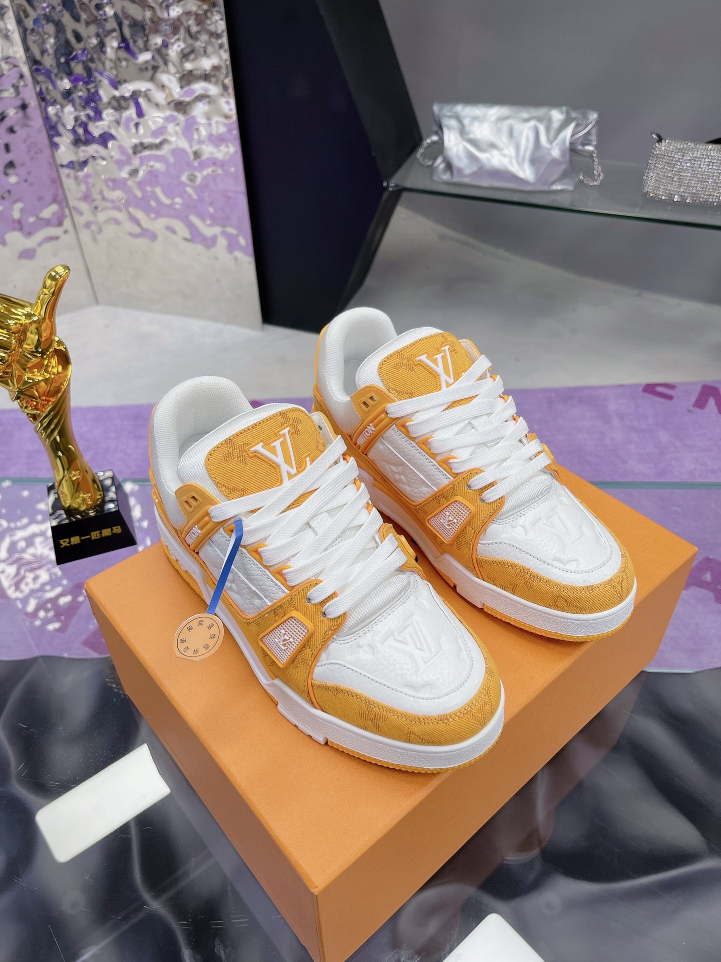 NO:230681,Original development, quality shipment, welcome to compare LV board shoes series LV Trainer Maxi sneakers introduce the loose silhouette of the ready-to-wear series into the LVTrainer sneaker design of Virgil Abloh, and made its debut in the spring and summer men's clothing show. The cowhide upper is combined with rough fabric laces, and the brand's classic elements are pointed out with colorful beads. The LV letters are marked on the tongue, and Monogram flowers live on the outsole. The mixed material is made of top layer cowhide, imported custom-made special printed denim wrap, thick lace-up design, Monogram large print on the side, the tongue and heel 