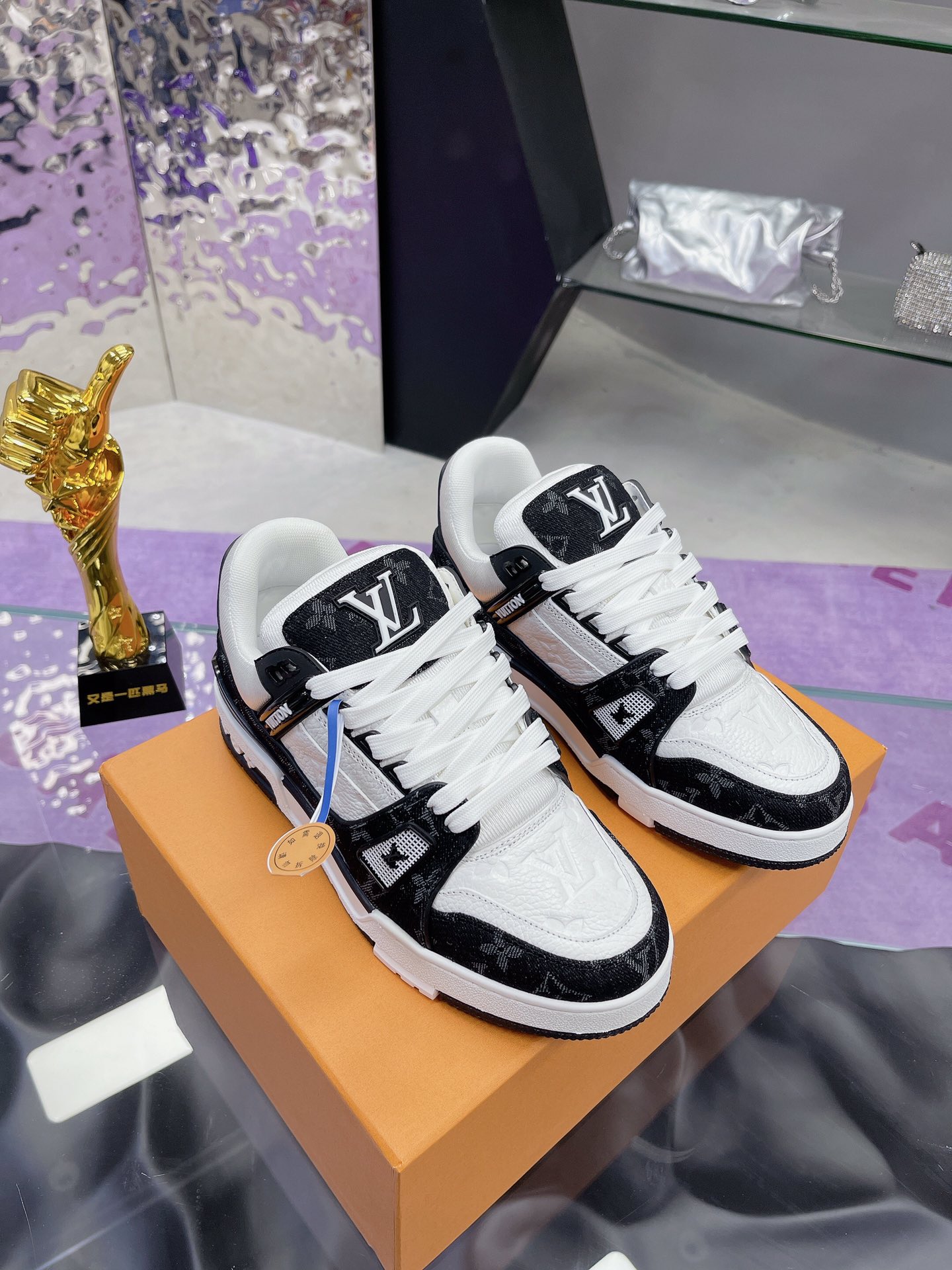 NO:230703,Original development, quality shipment, welcome to compare LV board shoes series LV Trainer Maxi sneakers introduce the loose silhouette of the ready-to-wear series into the LVTrainer sneaker design of Virgil Abloh, and made its debut in the spring and summer men's clothing show. The cowhide upper is combined with rough fabric laces, and the brand's classic elements are pointed out with colorful beads. The LV letters are marked on the tongue, and Monogram flowers live on the outsole. The mixed material is made of top layer cowhide, imported custom-made special printed denim wrap, thick lace-up design, Monogram large print on the side, the tongue and heel 