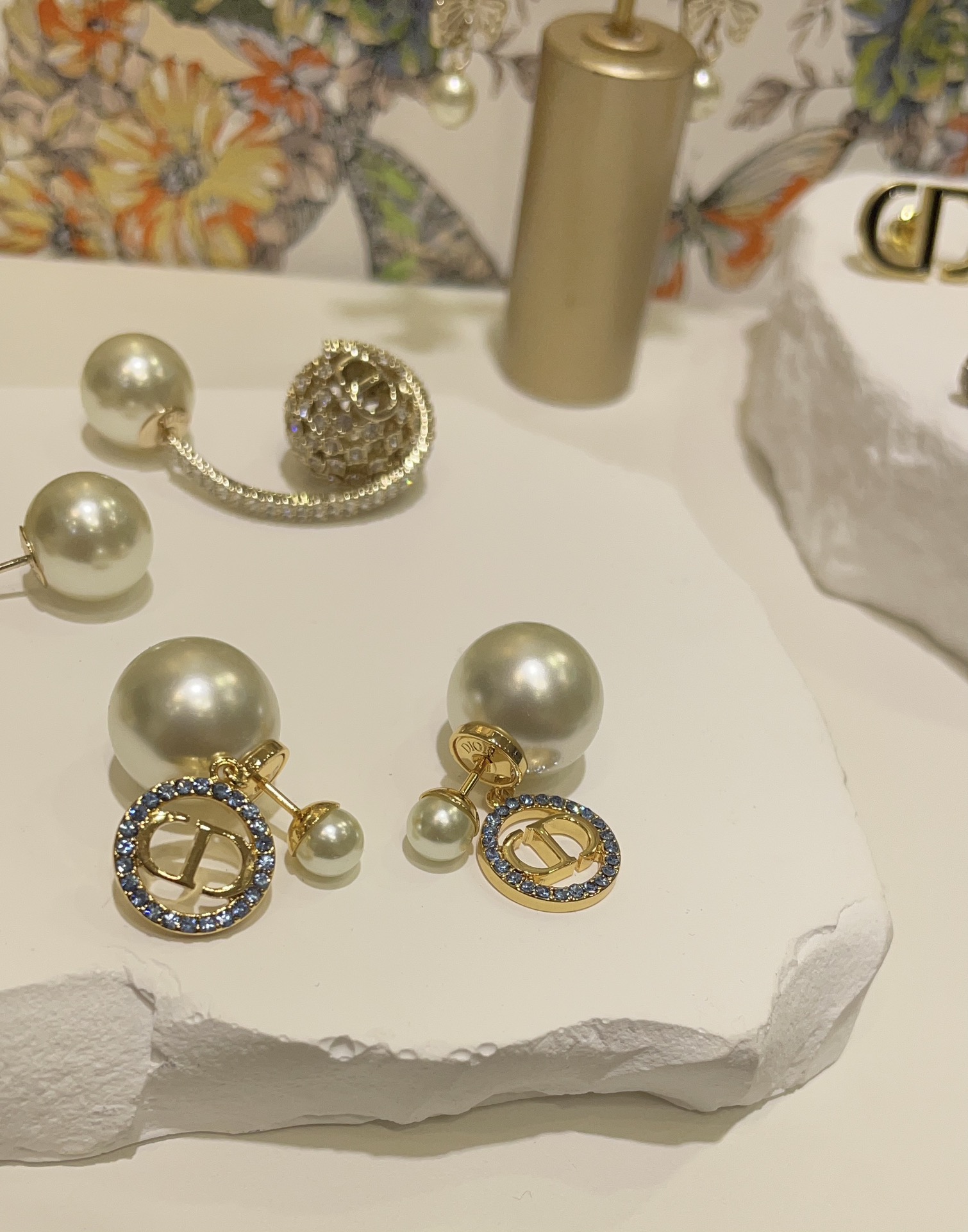 💰85今日新品💎蓝钻款
新款Tribales 金色CD蓝钻圆环吊坠珍珠双球耳环

是人见人夸的甜美优雅气质代表💐
浅蓝色水钻的点缀太特别了
整体的设计富有层次感 简单又不单调
