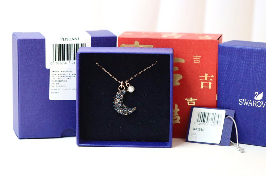 swarovski 立体月亮珍珠 锁骨项链

以夜空的神秘色彩提升您的型格。这款镀玫瑰金色luna链坠