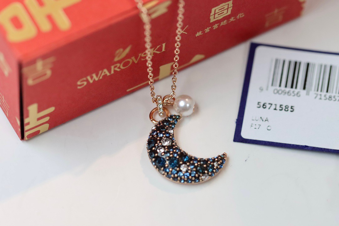  swarovski 立体月亮珍珠 锁骨项链

以夜空的神秘色彩提升您的型格。这款镀玫瑰金色luna链坠