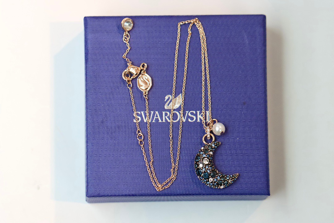  swarovski 立体月亮珍珠 锁骨项链

以夜空的神秘色彩提升您的型格。这款镀玫瑰金色luna链坠