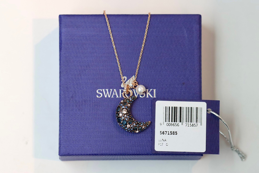  swarovski 立体月亮珍珠 锁骨项链

以夜空的神秘色彩提升您的型格。这款镀玫瑰金色luna链坠