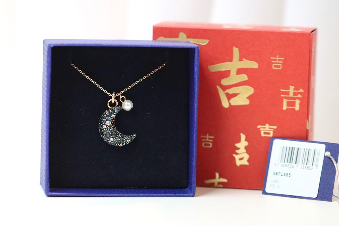  swarovski 立体月亮珍珠 锁骨项链

以夜空的神秘色彩提升您的型格。这款镀玫瑰金色luna链坠