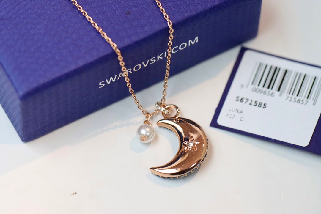  swarovski 立体月亮珍珠 锁骨项链

以夜空的神秘色彩提升您的型格。这款镀玫瑰金色luna链坠