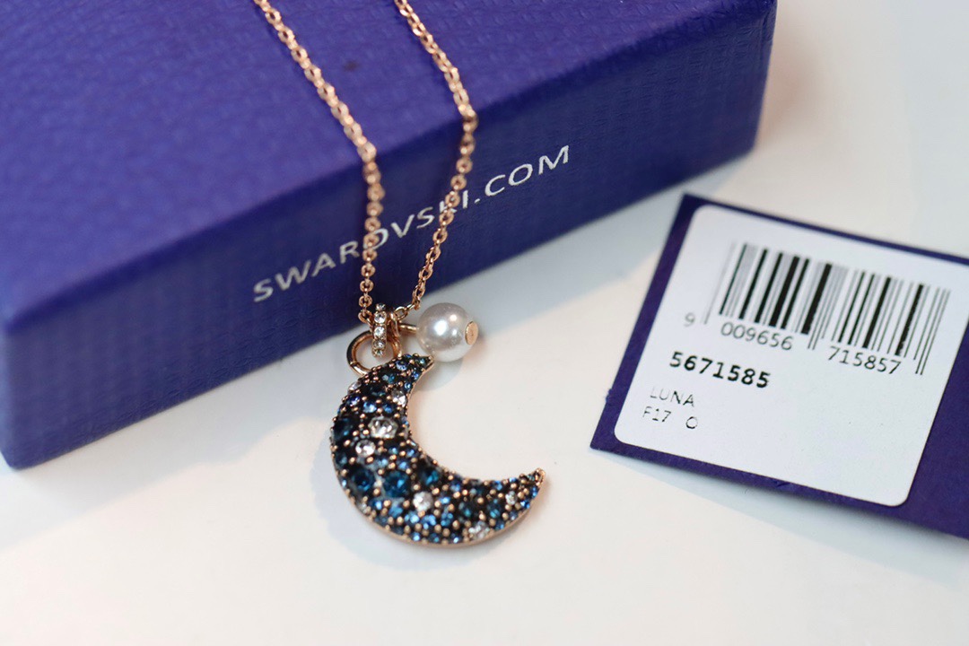  swarovski 立体月亮珍珠 锁骨项链

以夜空的神秘色彩提升您的型格。这款镀玫瑰金色luna链坠