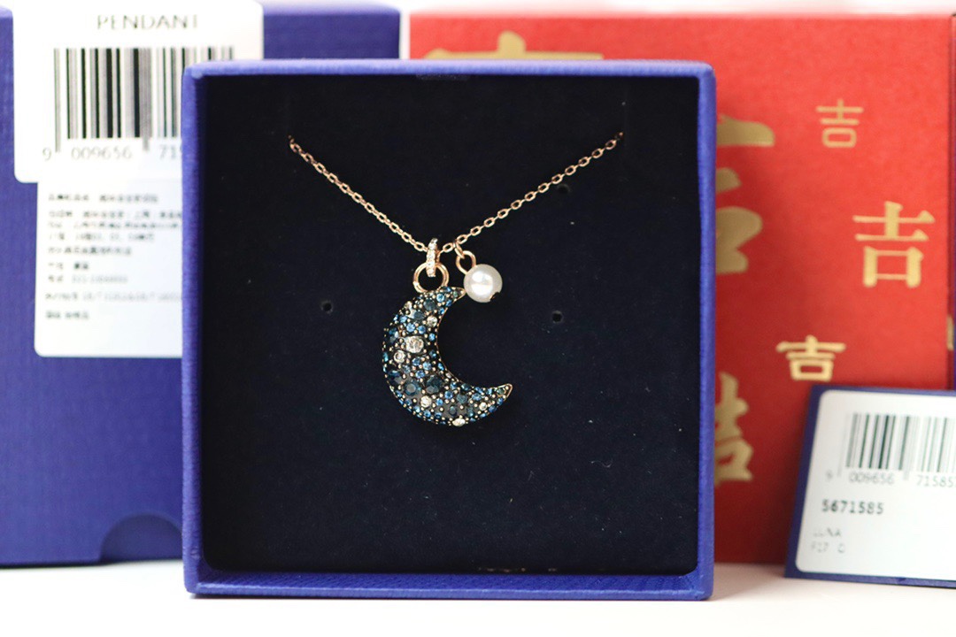  swarovski 立体月亮珍珠 锁骨项链

以夜空的神秘色彩提升您的型格。这款镀玫瑰金色luna链坠
