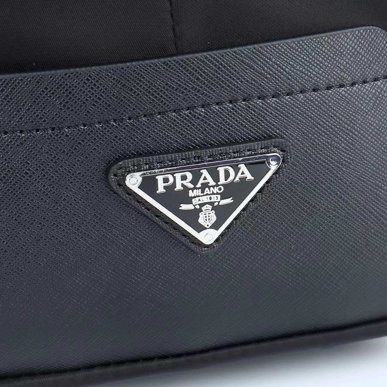  PRADA （普拉达3462🇮🇹，)进口牛津布短途旅行包。采用进口防水牛津布，容量大，比较轻便，简单休