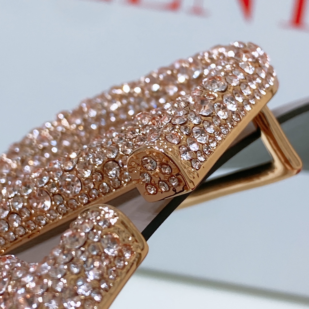 Valentino Garavani VLOGO Signature Calfskin Belt Purchase Guide - 图片 5