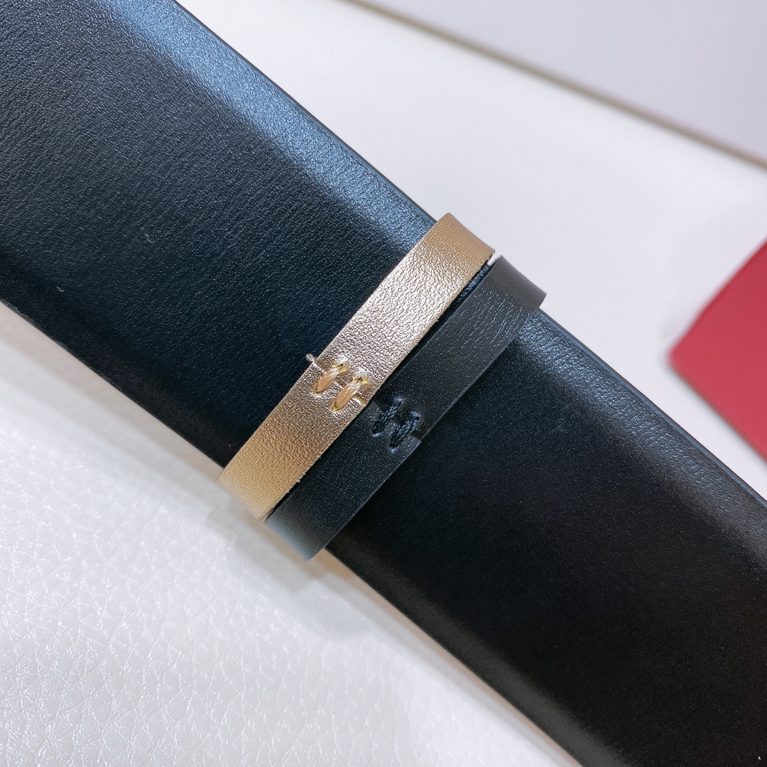 Valentino Garavani VLOGO Signature Calfskin Belt Purchase Guide - 图片 8