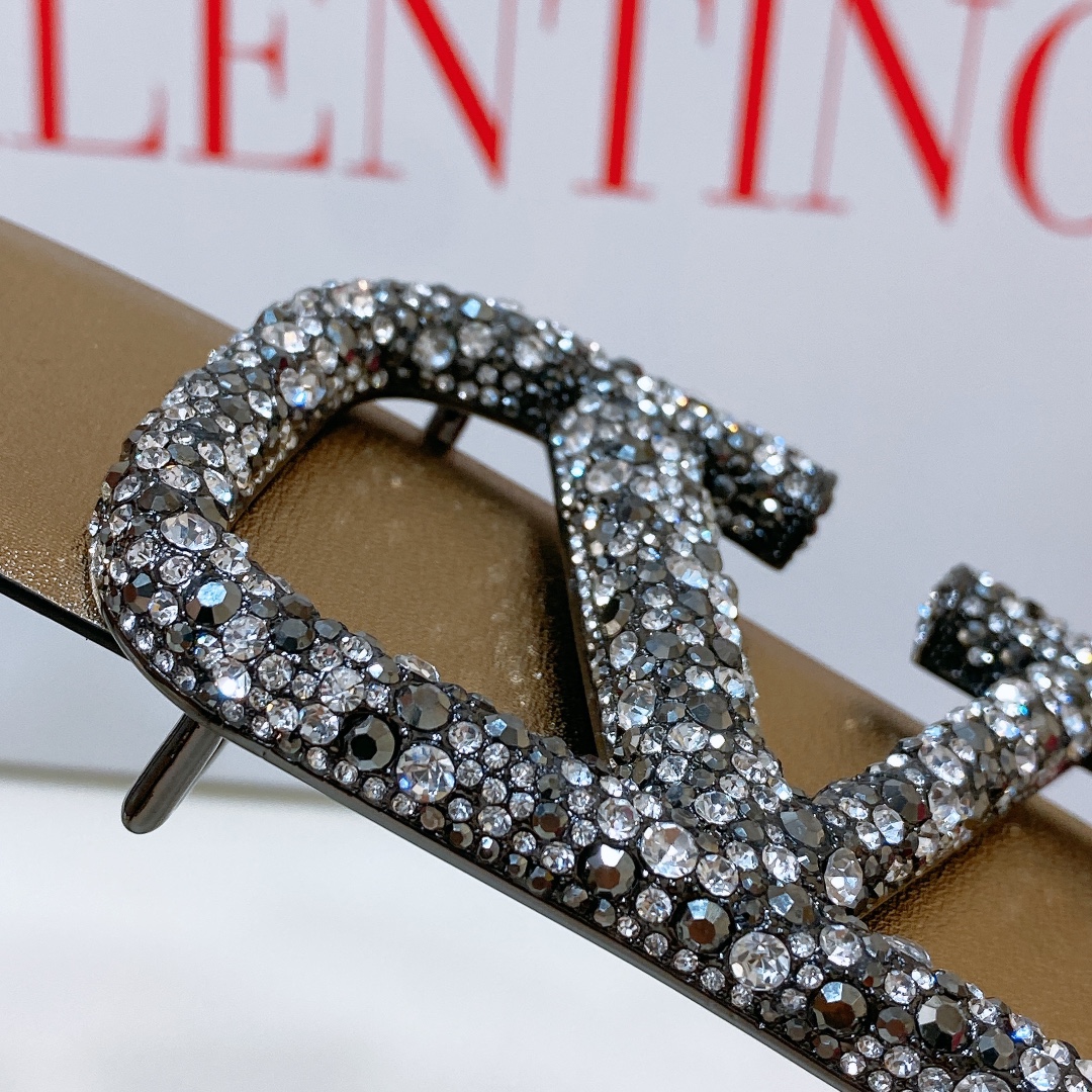 Valentino Garavani VLOGO Signature Calfskin Belt Purchase Guide - 图片 4