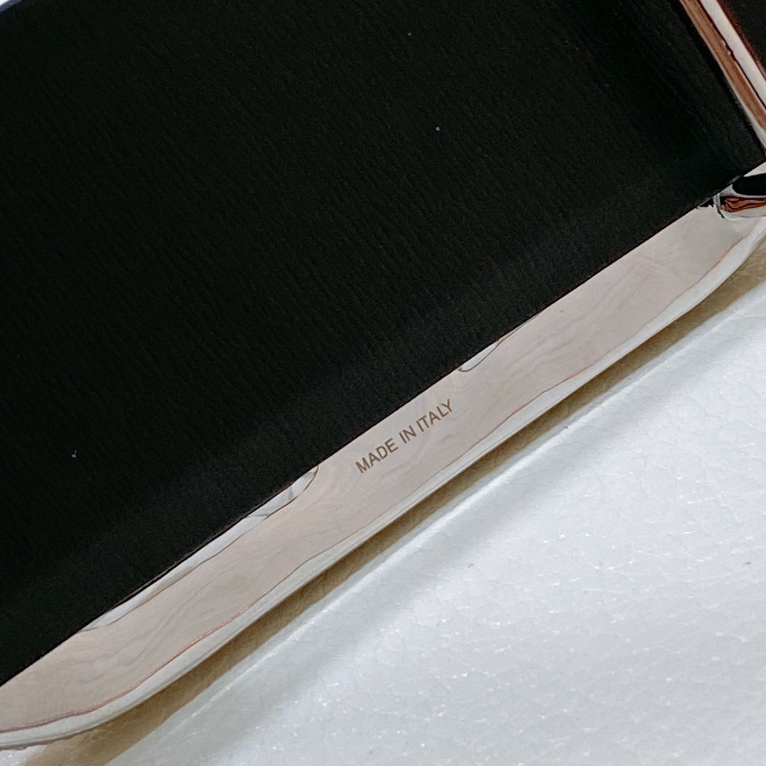 “Valentino Garavani VLogo Belt: High-Grade Purchase for Ms. Valentino” - 图片 7