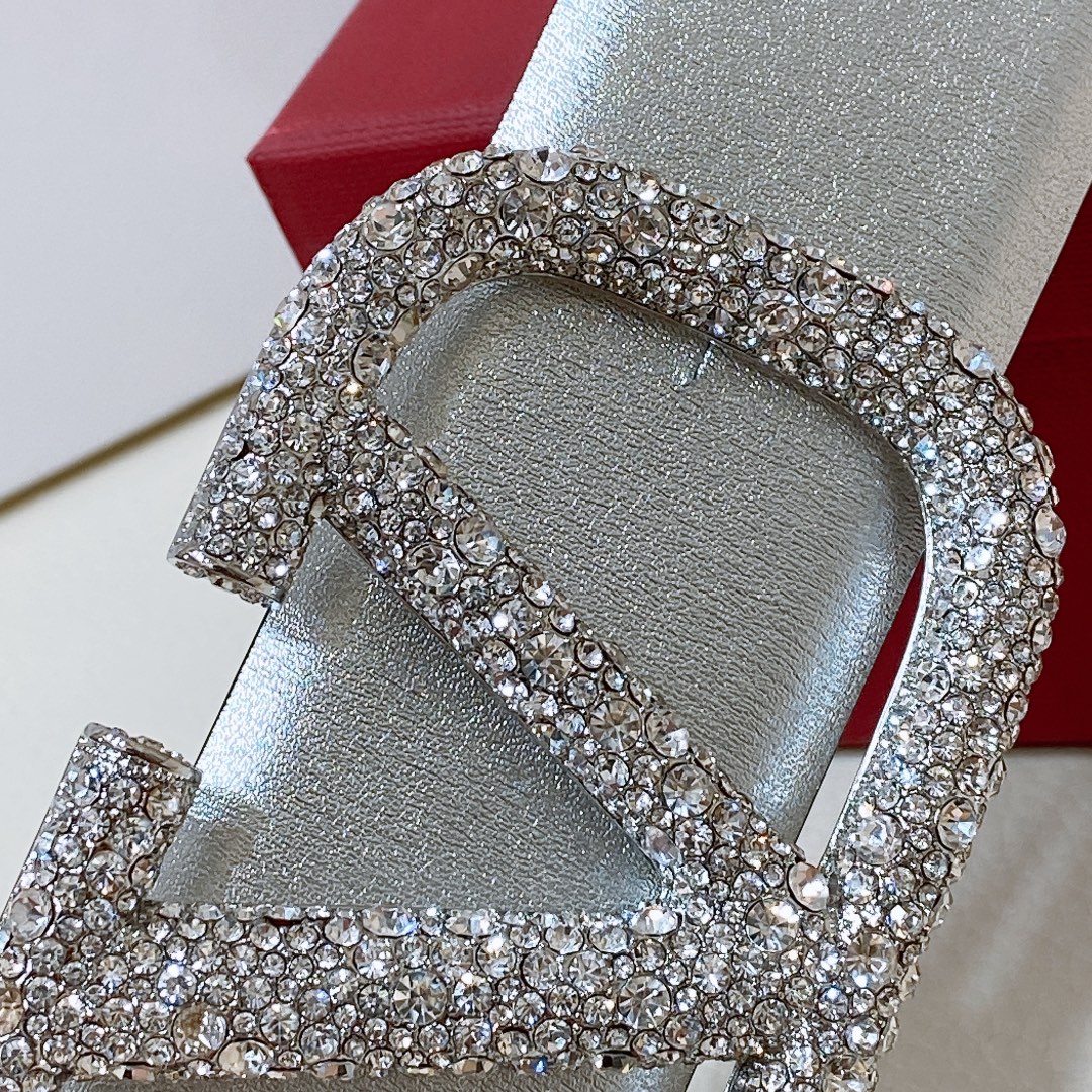 “Valentino Garavani VLogo Belt: High-Grade Purchase for Ms. Valentino” - 图片 4