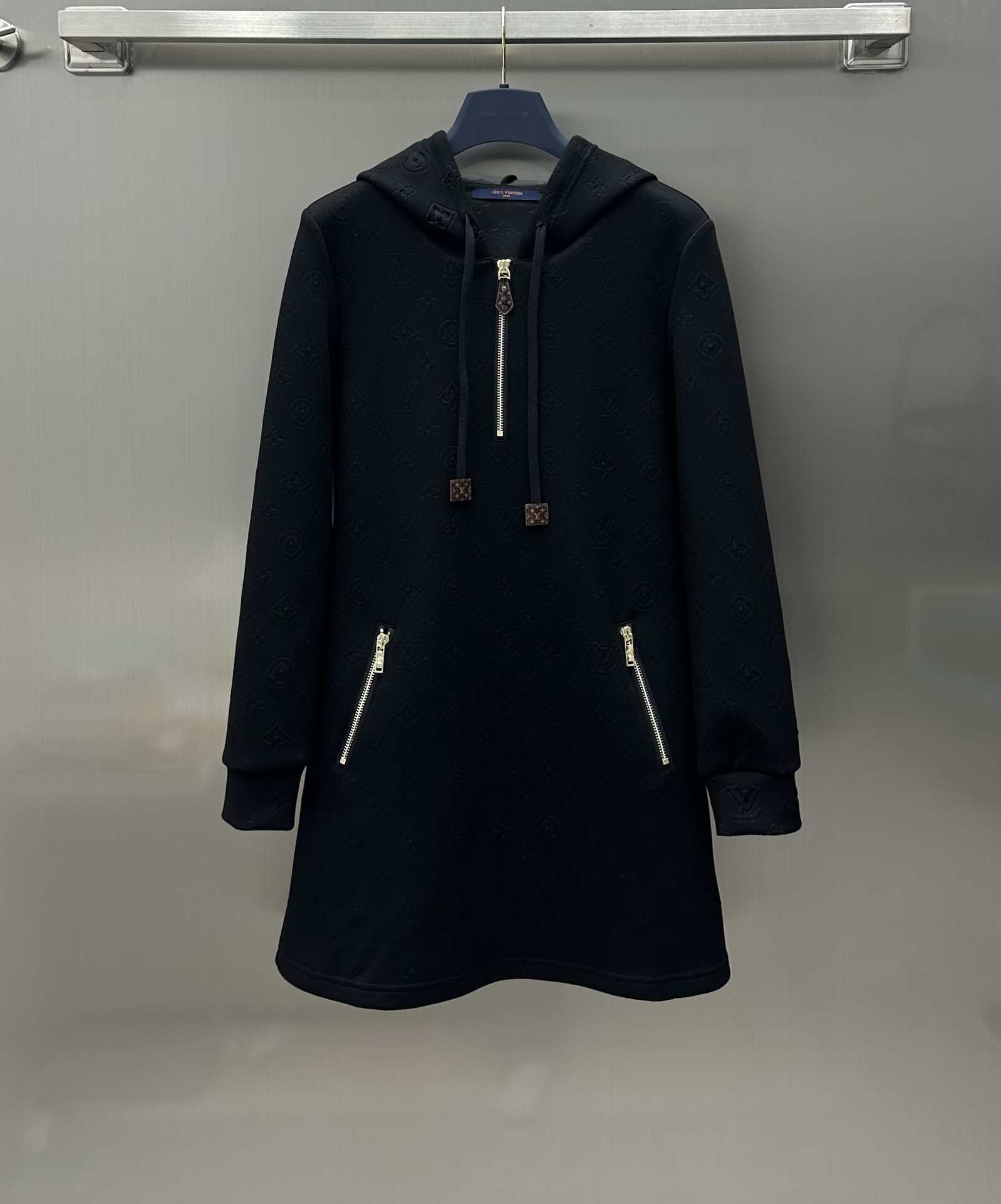 NO:696683,Louis Vuitto* new products on the shelves presbyopia hooded sweatshirt dress customized YB imported air cotton material texture glossy and comfortable all-over presbyopia decoration on the body Leather zipper echoes to make the ready-to-wear more prominent Western style Surface accessories development Straight-leg tailoring No body shape selection can be controlled casually Layered in autumn and winter to keep warm and stylish A dress that can be used for daily commuting A must-have for early spring Versatility and practical wear High version 2 colors, Louis Vuitto  vuitton,hoodie,sweatshirts,skirts,hats,19860909Louis Vuitto*新品上架老花连帽卫衣裙定制YB进口空气全棉材质 质感光泽舒适 满印老花装饰大身 皮革拉链呼应 让成衣更为突出洋气 面辅料开发 直筒版型剪裁 不挑身形 随意驾驭 秋冬叠穿保暖洋气 一条日常通勤均可的连衣裙 早春必备 百搭实穿  高版本2色,,louis vuitton,hoodie,sweatshirts,skirts,hats,,Women's clothing