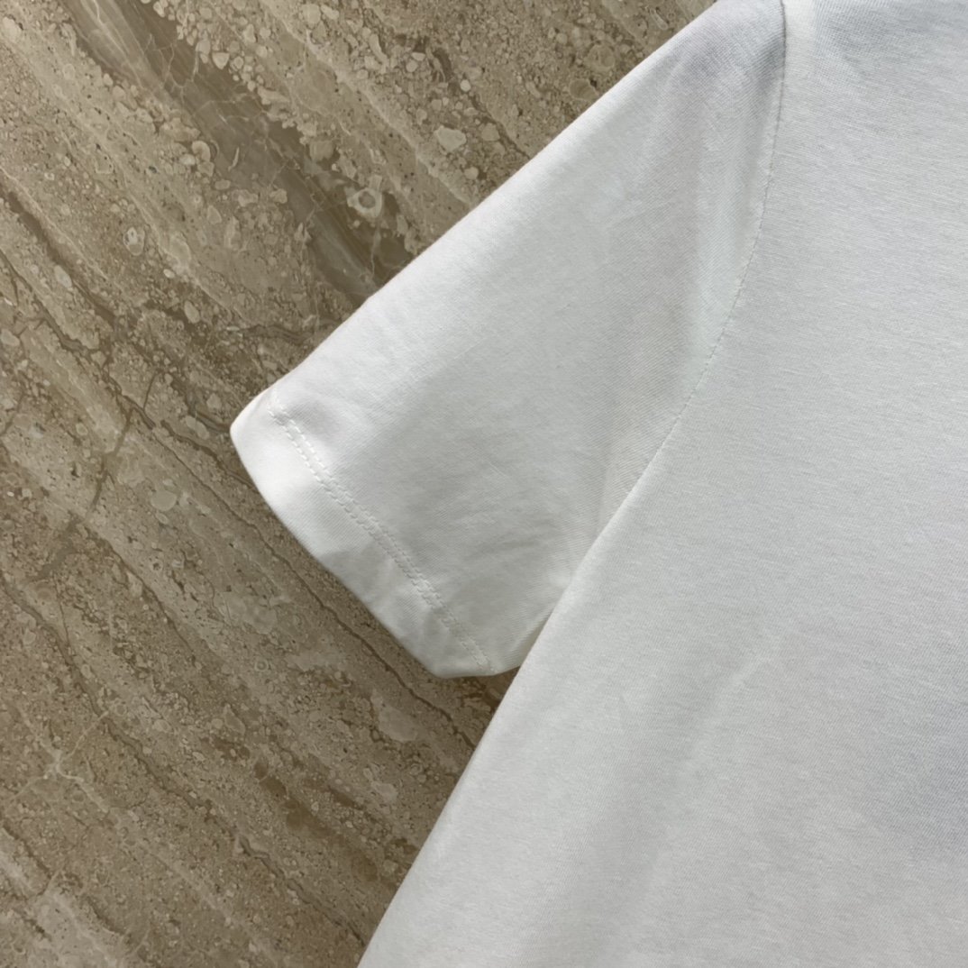 Gucc*24早春新款水钻圆领短袖T恤常规修身版型更好的修饰身形简约款百搭耐看整体纯色搭配定制大小一致水