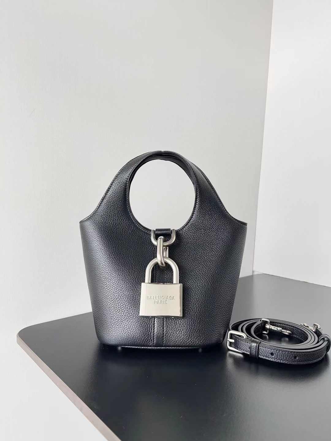 NO:204443,Genuine level Locker bag in the early spring series, the Locker bag is paired with an extra-large lock shape with a simple handbag. The style is simple and fashionable. The gold and silver lock design emphasizes the sense of fashion. The padlock laser carving Balenciaga Paris represents, and it is matched with a grainy cowhide bag, showing its personality and texture. After collide with the unique silhouette aesthetics, the trendy attitude is 23 x 24.0 x 9.9 cm wide. Model 771635 grams of leather, Balenciaga, balenciaga, cowhide19860909正品级 锁饰流浪包 早春系列中的Locker流浪包,以超大锁饰造型搭配简约手提包的风格简约而不失时尚,强调时髦感的金银两色锁饰设计,挂锁镭雕Balenciaga Paris的表示,搭配粒面感牛皮包面,尽显个性态度富有纹理质感,与标新立异的廓形美学碰撞后,潮人态度 尺寸长23 x 高24.0 x 宽9.9厘米 型号771635克皮,巴黎世家,balenciaga,balenciaga,cowhide,Bag