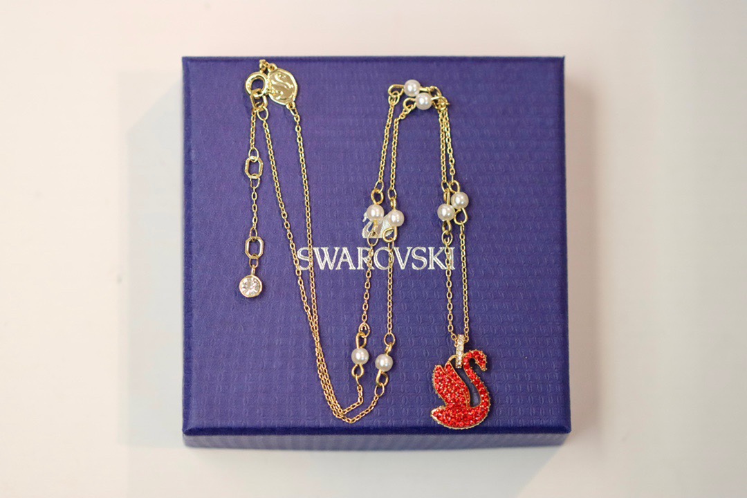swarovski金色珍珠红天鹅锁骨项链这款闪耀的iconicswan链坠以其优雅的姿态色彩和欢乐感欢庆