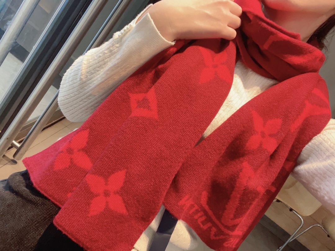 NO:169400,New popular products, couples LV, exclusive cow goods, luxury is all between sizes, high-end quality with super high cashmere quality, this brand will be favored by this product, which is rare scarf knitted on the market, it is really super high-end goods, only this big brand will have every color, love, every color is left. Good goods sold for one less, imported knitted cashmere size 180*32, high-version scarf, louis vuitton19860909爆款上新 情侣款LV 独家牛货 奢华尽在尺寸之间,高端品质具有超高羊绒品质才会被此品牌青睐这种精品是市场上及其少见的围巾针织,真是超级高端货只有这种大品牌才会拥有每色都是大爱每色都留.卖一条少一条的好货 进口针织羊绒 尺寸180*32,高版本围巾,louis vuitton,scarf