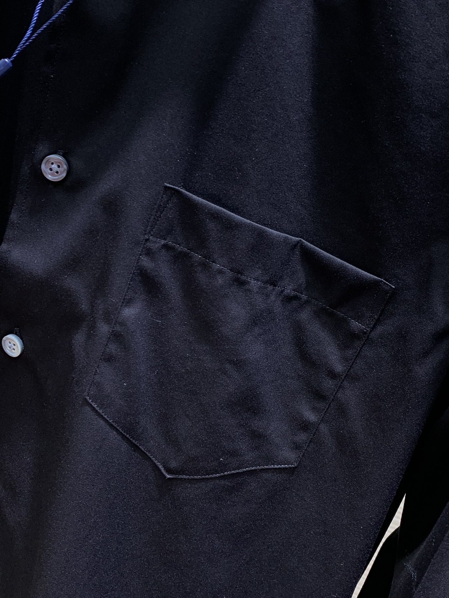 PRADA普拉达2023秋冬最新品专柜同步有售时尚休闲长袖衬衫进口原版面料做工极为复杂唯一可以做代购级别