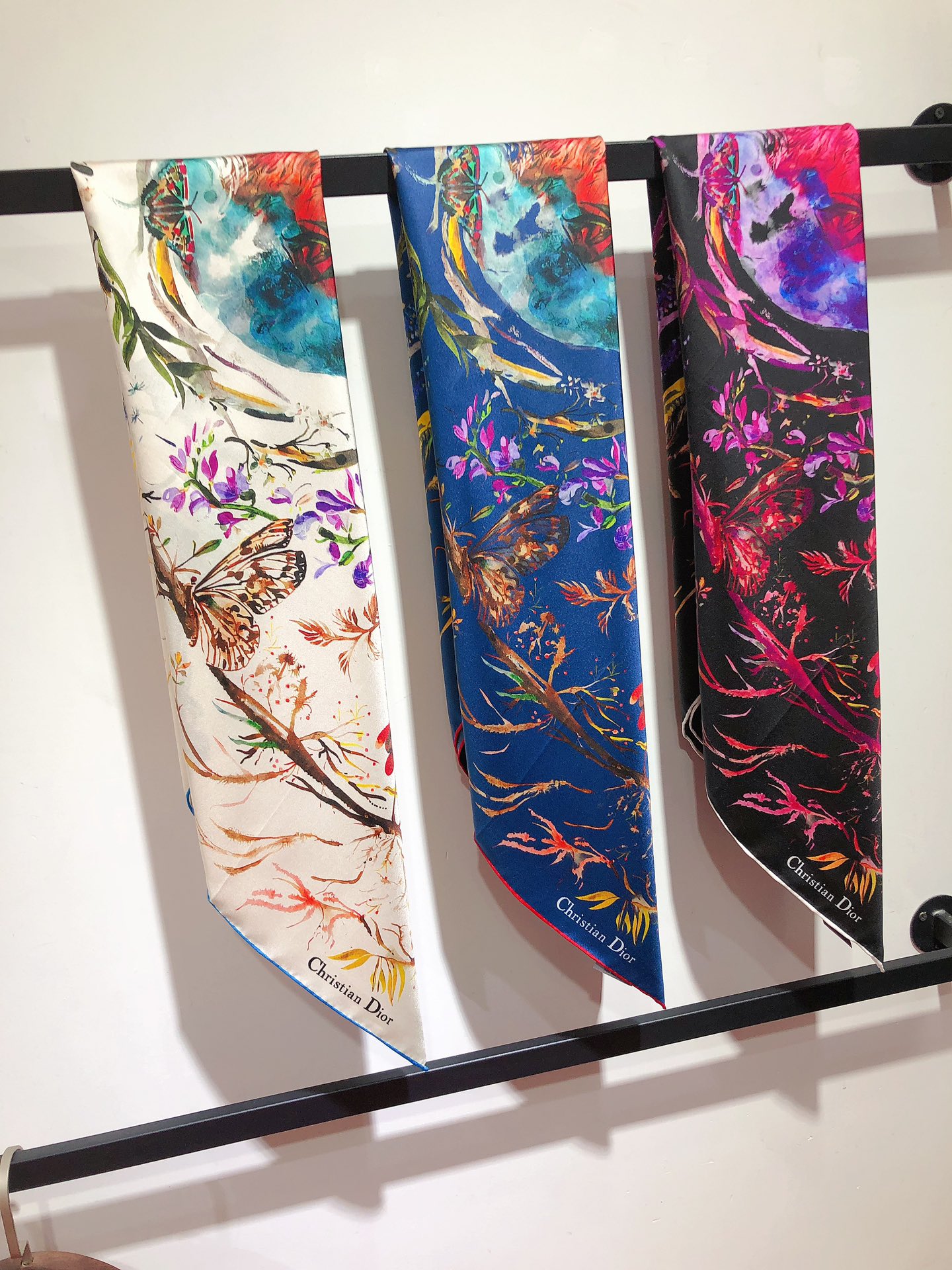 NO:173161,SDO2408 original single Dior Tarot printed 90cm silk square scarf, decorated with Le Monde, representing the earth surrounded by four elements. Decorated with multi-color prints and hand-curled edges, embellished with the Christian Dior logo to enhance the style. It can be tied on the neck or used as a headscarf to create a modern and fashionable overall shape. Top twill silk material creates a baby's skin feel, the industry's most accurate printing process, full colors and rich thickness available in all seasons, super practical, pure hand-curled edges [lip] [lip] [specimen 90x90cm. Twill silk], high-end scarf, dior, dior, real silk19860909SDO2408原单迪奥塔罗牌印花 90cm真丝方巾,饰以 Le Monde 字样,代表被四大元素围绕的地球.饰以多色印花和手工卷边,点缀以 Christian Dior 标志提升格调.可系在颈部或作为头巾使用,打造摩登时尚的整体造型.顶级斜纹真丝材质,打造如婴儿肌肤般的手感, 业内最精确的印花工艺 色彩饱满丰富四季可用的厚度 超实用 纯手工卷边[嘴唇][嘴唇]【规格90x90cm.斜纹真丝】,高版本围巾,dior,dior,real silk,scarf