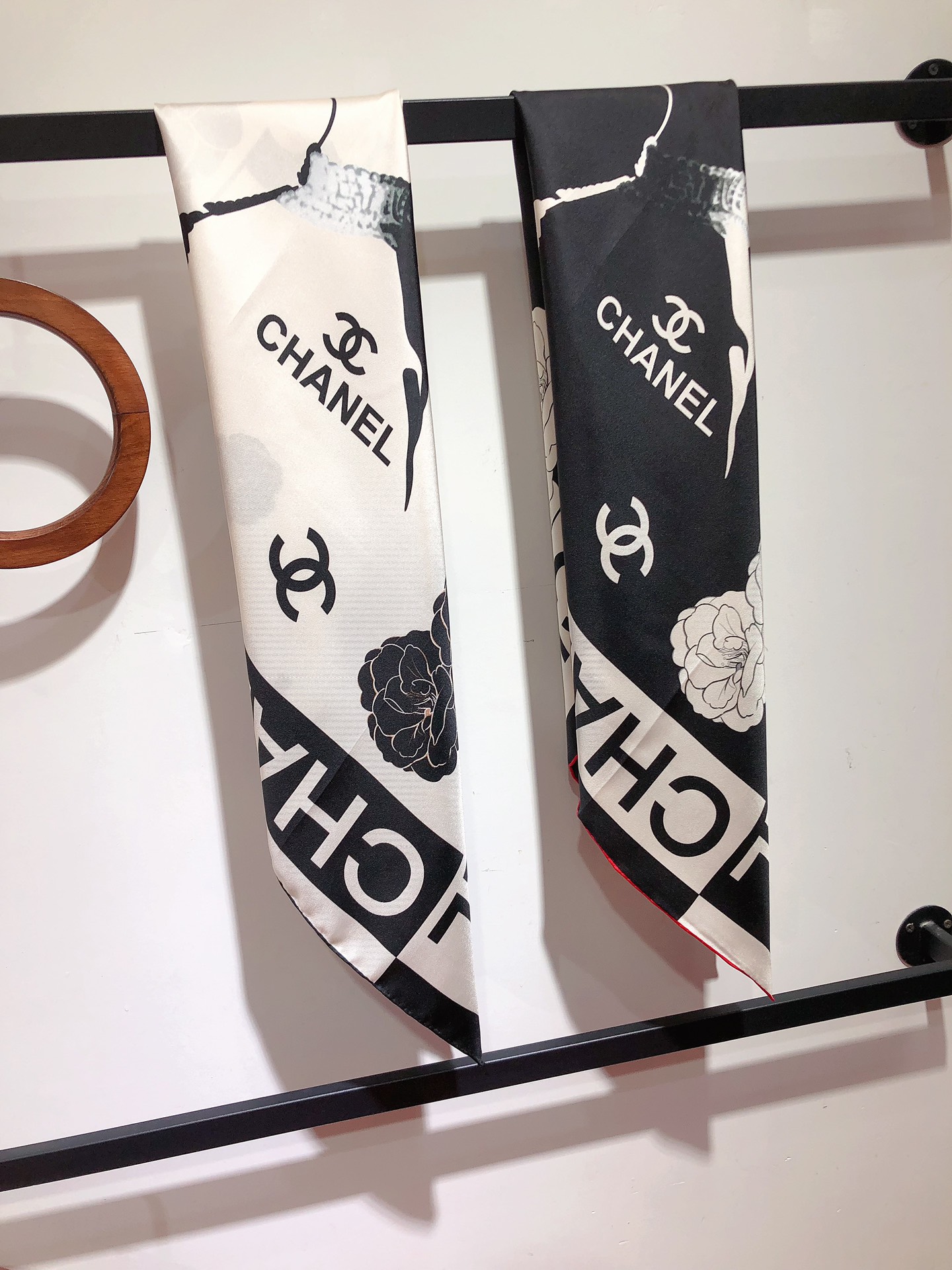 NO:173172,SCC2401 Original single small 90cm silk square scarf, top-grade twill silk material is purely hand-made curled edges, light luxury, high-end heavy twill silk, complete counter quality fabric pursues the shape, with a crisp feel, bright and plump color is super pleasing to the eye!  Good goods are not waiting for others, if you like it, you can't miss it [Ingredient size 90X90cm Twill silk], high-version scarf, real silk19860909SCC2401 原单小香90cm真丝方巾,顶级斜纹真丝材质纯手工卷边,轻奢感十足高端重磅斜纹真丝完全专柜品相面料追求造型,手感挺括,鲜艳饱满色彩超级养眼！好货不等人,喜欢就不能错过哦【成分尺寸90X90cm 斜纹真丝】,高版本围巾,real silk,scarf