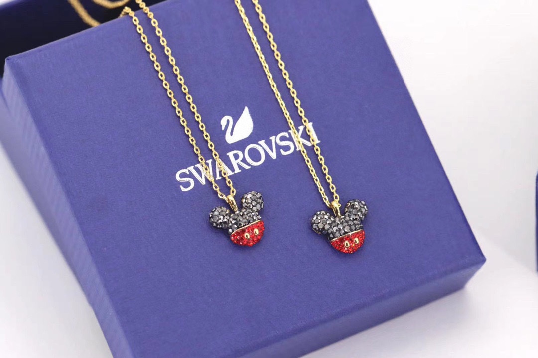  Swarovski 施华洛世奇金色米奇老鼠 锁骨项链这款标志性米奇老鼠造型，将勾起您不少美好的童年回忆