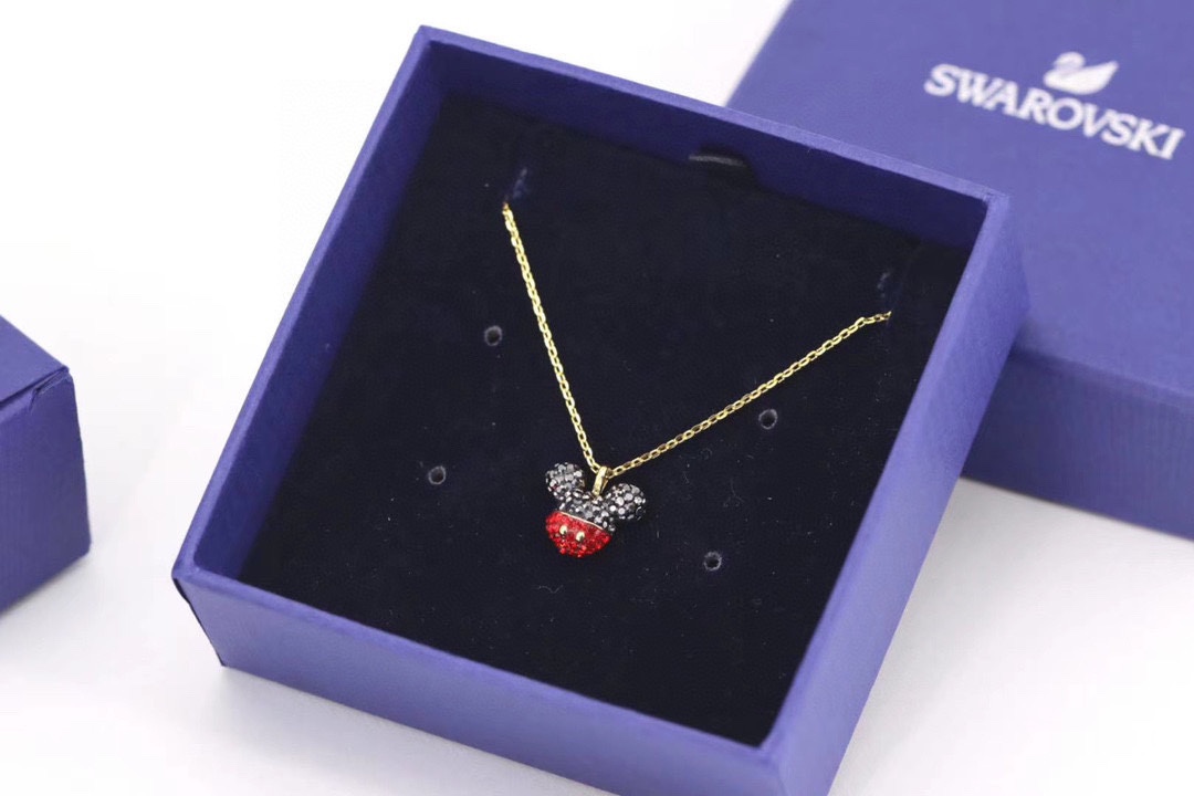  Swarovski 施华洛世奇金色米奇老鼠 锁骨项链这款标志性米奇老鼠造型，将勾起您不少美好的童年回忆