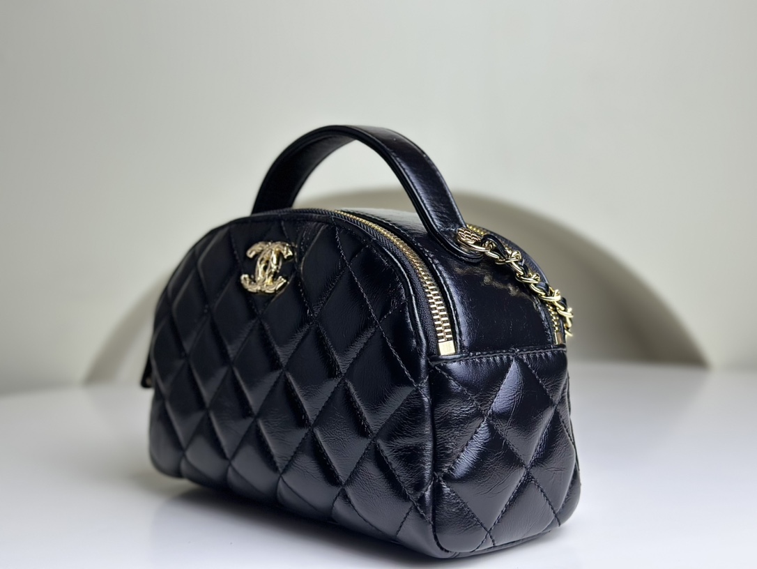 Xiaoxiang 24 purchases the new CHANEL 23k Boston bowling bag, retro carved double C logo + waxed cowhide, a super good-looking one! The capacity