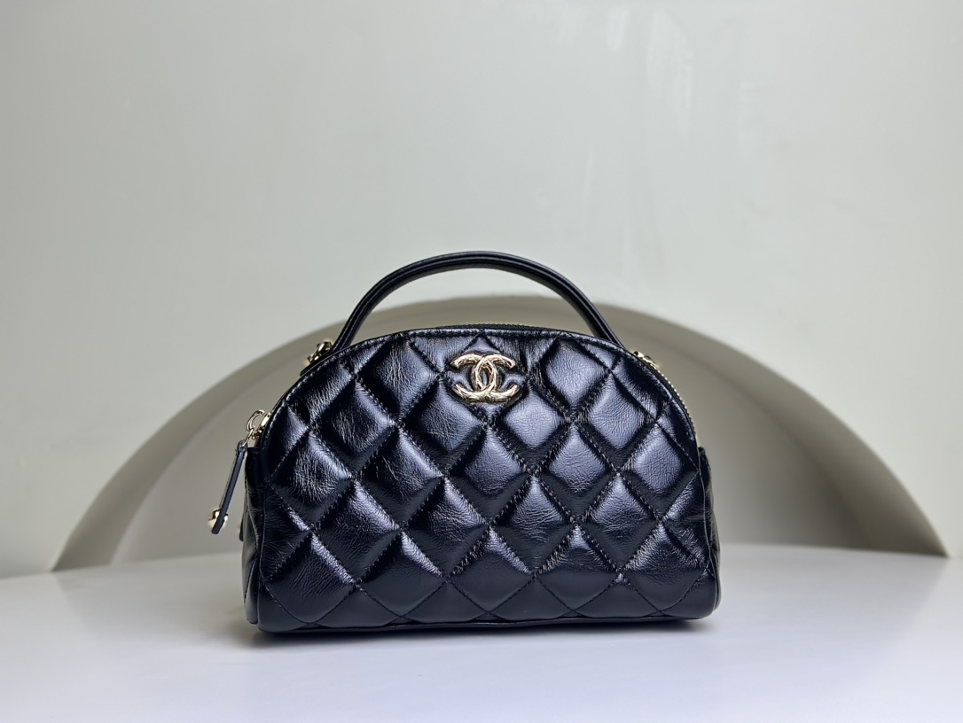 Xiaoxiang 24 purchases the new CHANEL 23k Boston bowling bag, retro carved double C logo + waxed cowhide, a super good-looking one! The capacity