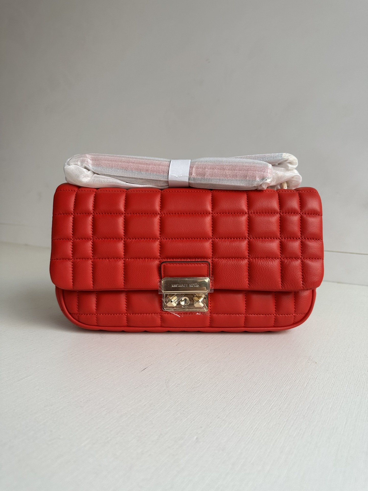 Michael Kors Michael kors mk新款TRIBECA系列羊皮方格绗缝锁扣翻盖手提单肩包，尺寸：25×14×8