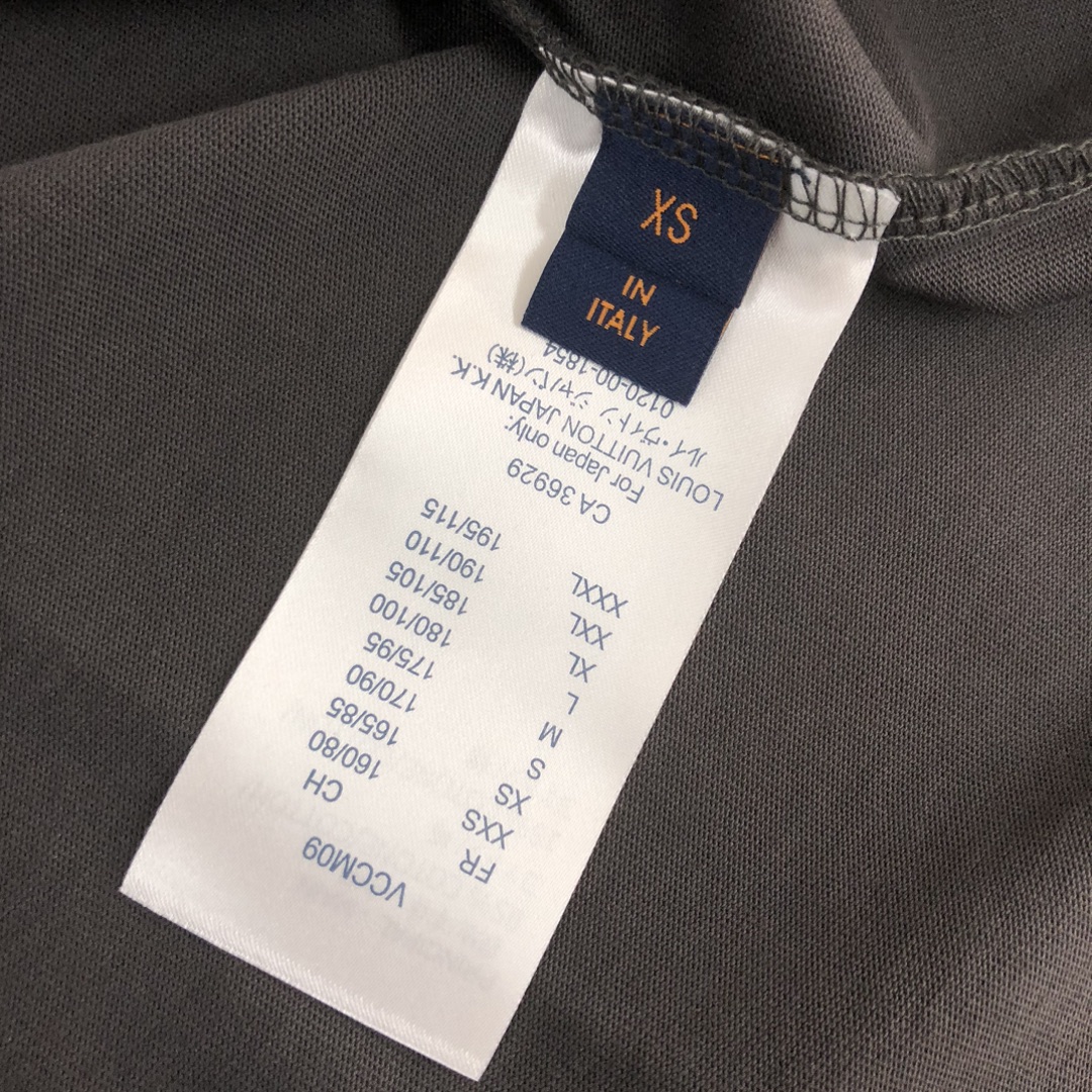 💰85 C✨Louis vuitton/LV  25ss专柜同款圆领短袖T恤 定制棉质面料 ！厚板立体！简单的刺绣logo设计更上档次～衣服偏厚使整体高透气和柔软性的质感更加凸显，饱满的棉质感引起极度舒适。高端人士必备单品，原厂辅料三标齐全！男女同款！
颜色：黑色 白色 卡其 深灰 
尺码：XS S M L（偏大版型！下单请报身高体重！）