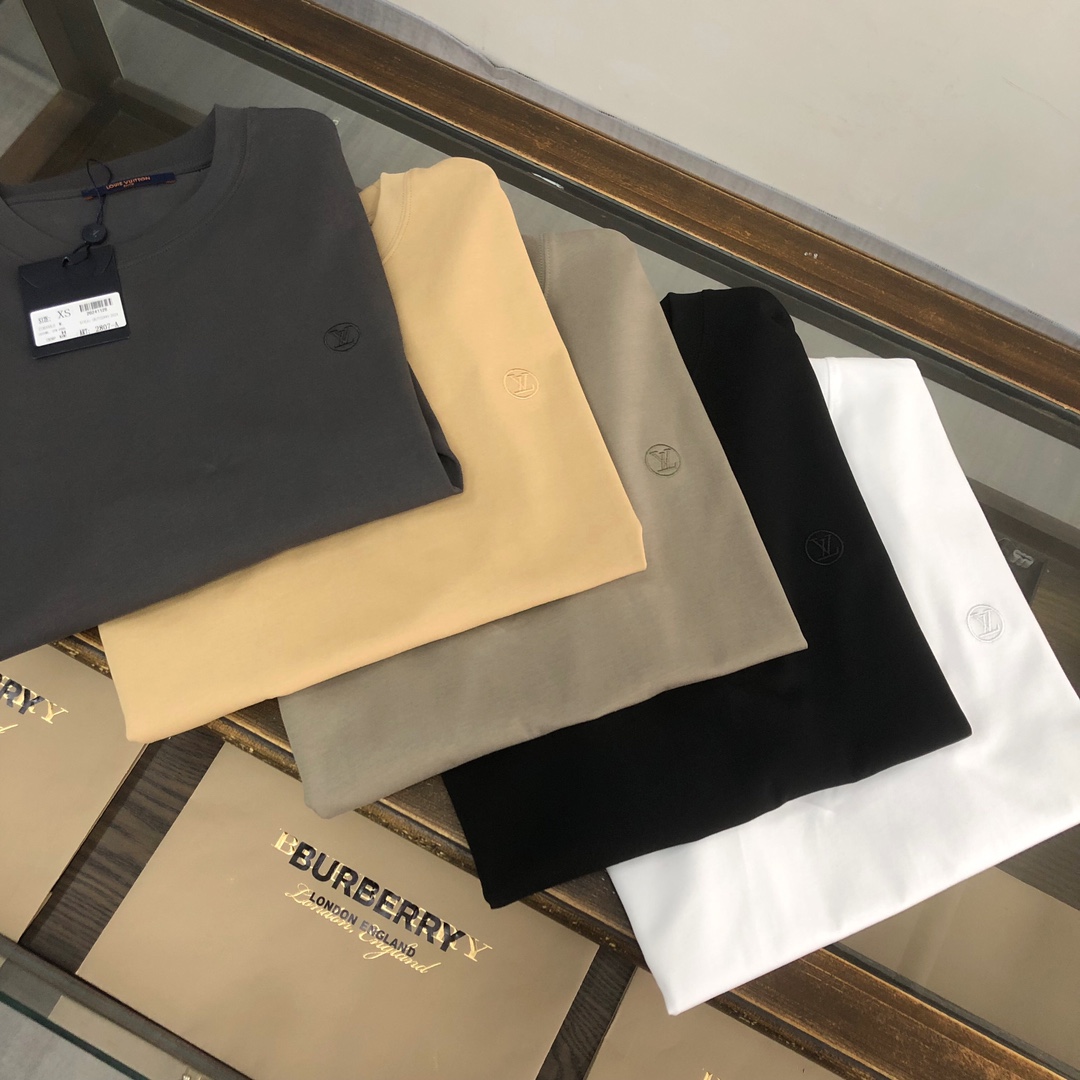 💰85 C✨Louis vuitton/LV  25ss专柜同款圆领短袖T恤 定制棉质面料 ！厚板立体！简单的刺绣logo设计更上档次～衣服偏厚使整体高透气和柔软性的质感更加凸显，饱满的棉质感引起极度舒适。高端人士必备单品，原厂辅料三标齐全！男女同款！
颜色：黑色 白色 卡其 深灰 
尺码：XS S M L（偏大版型！下单请报身高体重！）