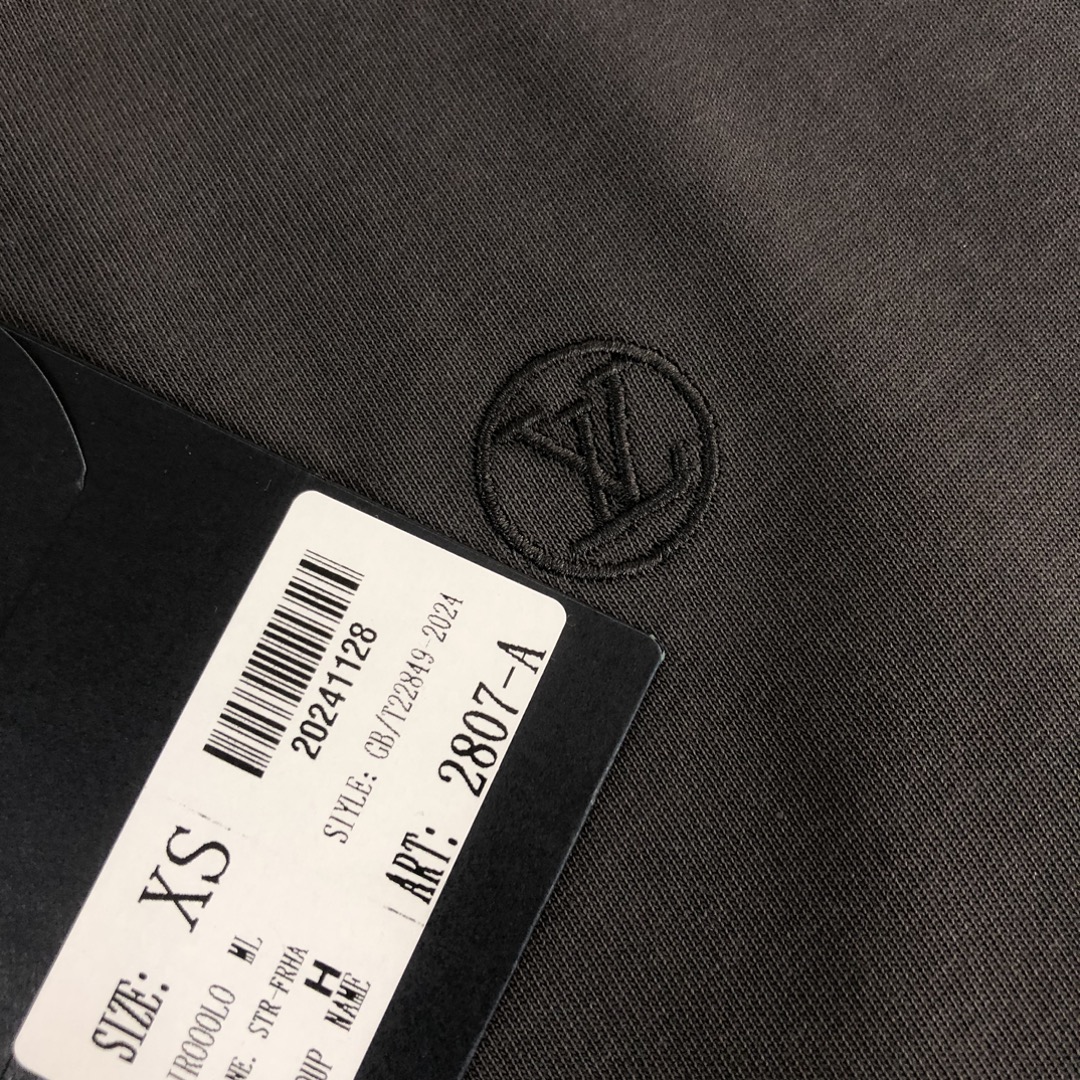 💰85 C✨Louis vuitton/LV  25ss专柜同款圆领短袖T恤 定制棉质面料 ！厚板立体！简单的刺绣logo设计更上档次～衣服偏厚使整体高透气和柔软性的质感更加凸显，饱满的棉质感引起极度舒适。高端人士必备单品，原厂辅料三标齐全！男女同款！
颜色：黑色 白色 卡其 深灰 
尺码：XS S M L（偏大版型！下单请报身高体重！）